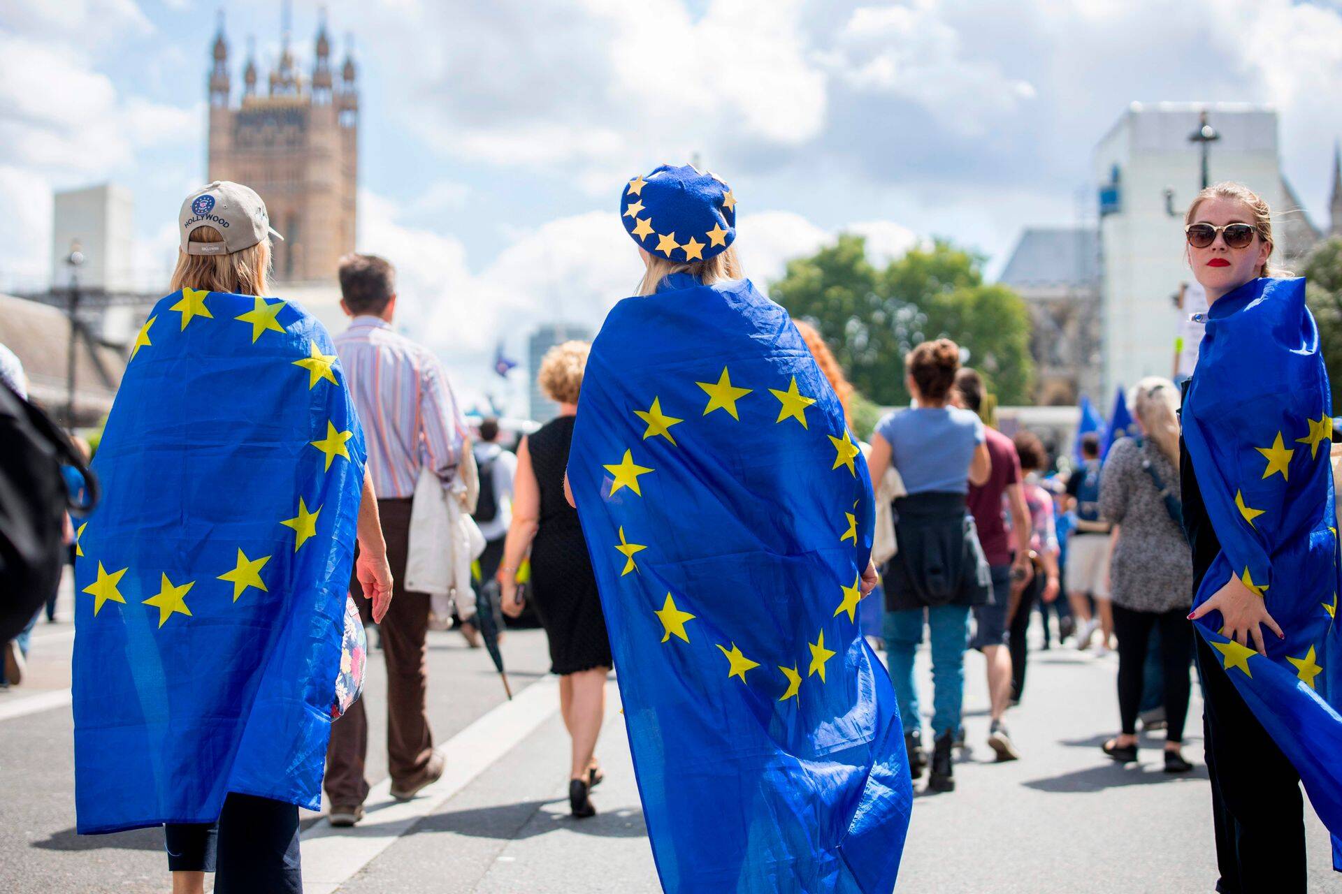 Brexiti-vastased kannavad protestimarsil Euroopa Liidu lippu.
