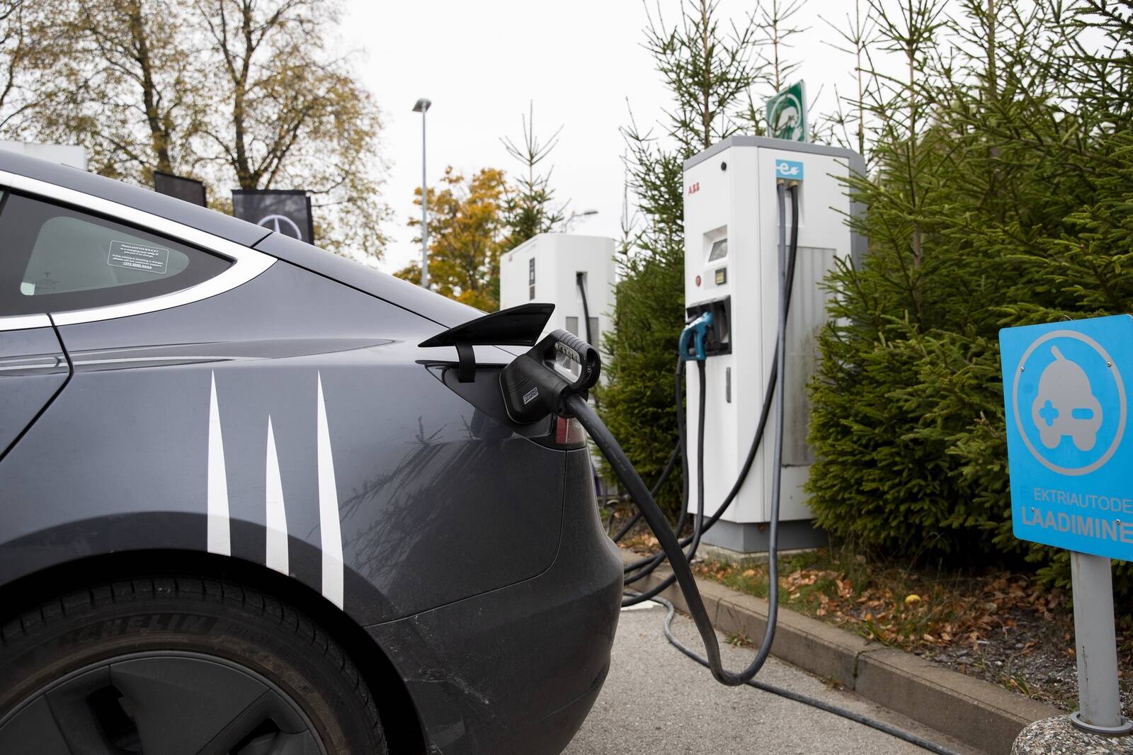 Elektriautode laadimistaristu arendajate seas on konkurents lähiaastatel hooga suurenemas, rääkisid elektriautode teemapäeval kohal olnud eksperdid.