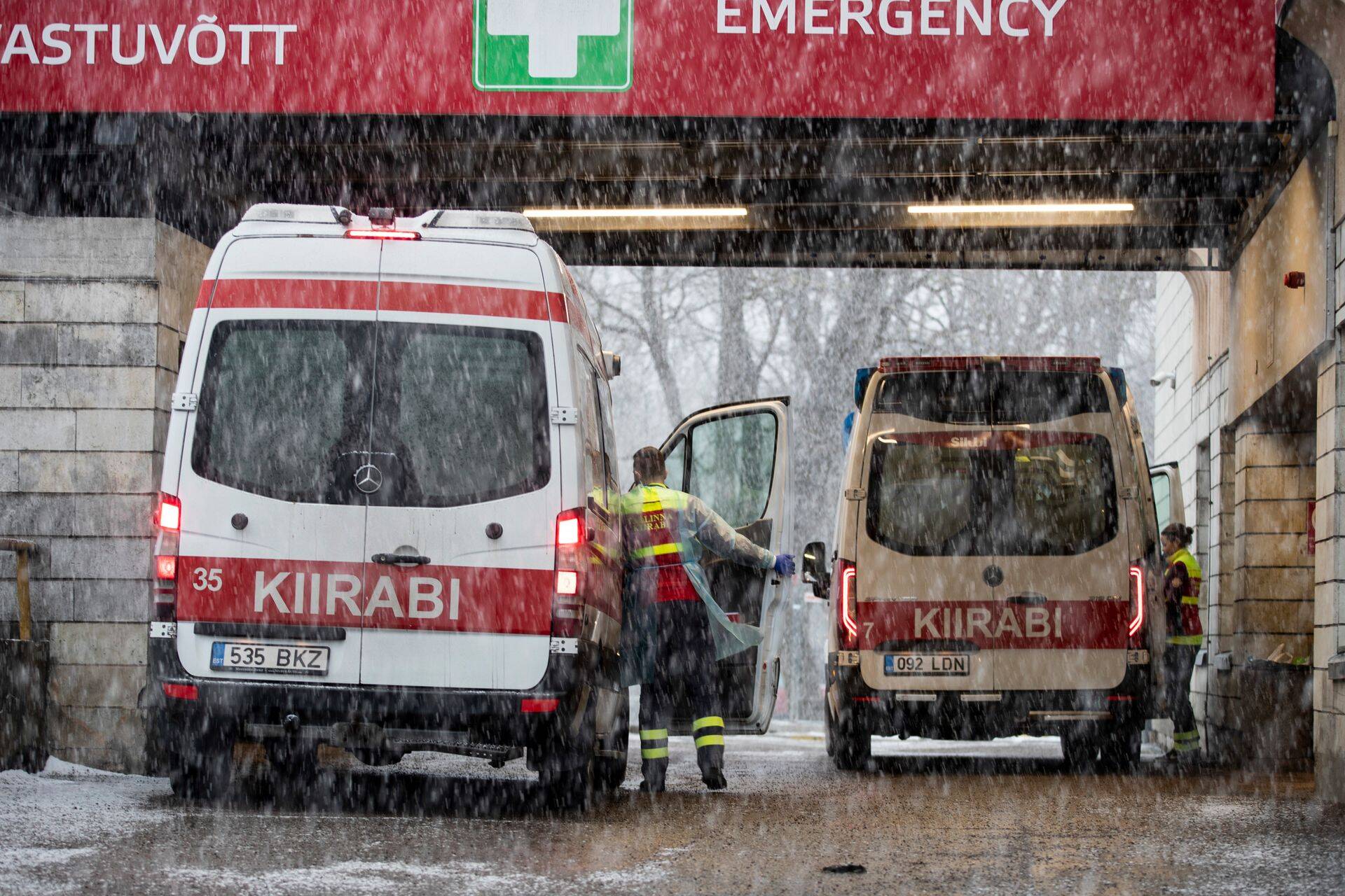 Kiirabiautode järjekord Lääne-Tallinna keskhaigla juures.