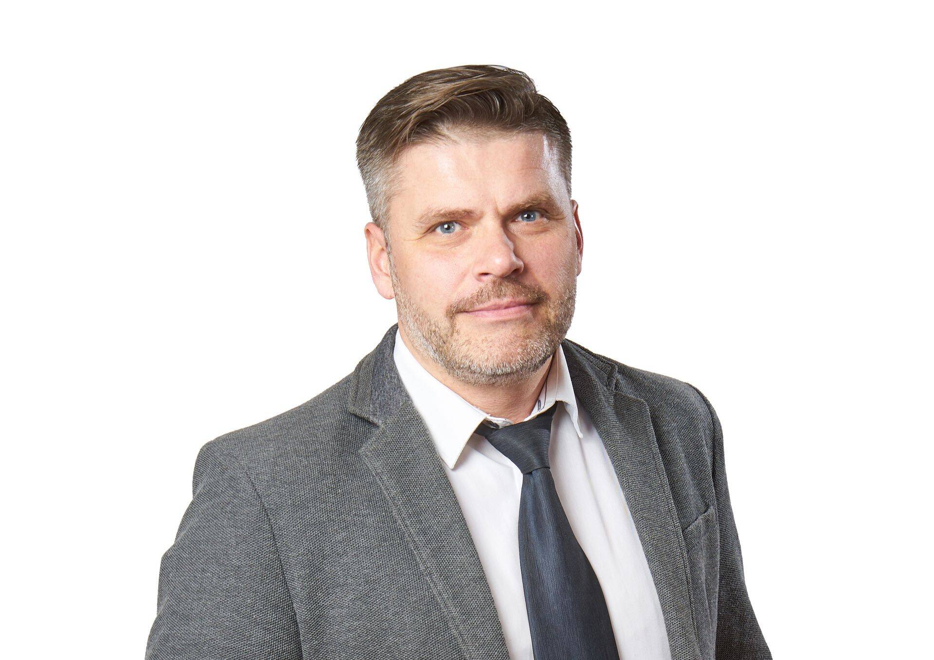 Вадим Сениченков - руководитель представительства бюро недвижимости Arco Vara в Нарве, аттестованный оценщик и маклер. Занимается недвижимостью более 15 лет.