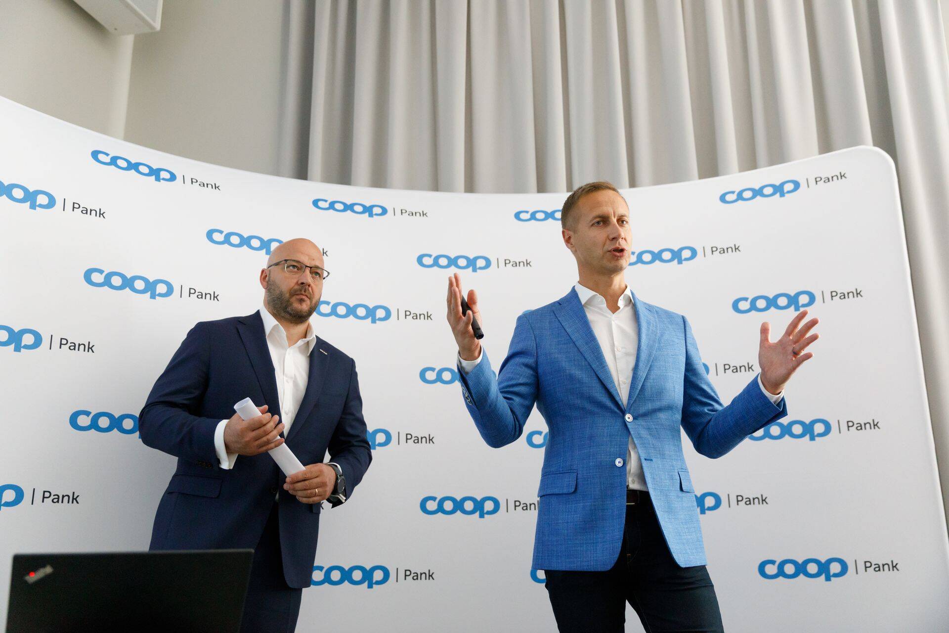 Coop Pank teatas plaanist minna poole aasta pärast Tallinna börsile, et kaasata enam kapitali oma turuosa kasvatamiseks Eesti turul. Coop Panga nõukogu esimees Jaanus Vihand, Coop Panga juht Margus Rink