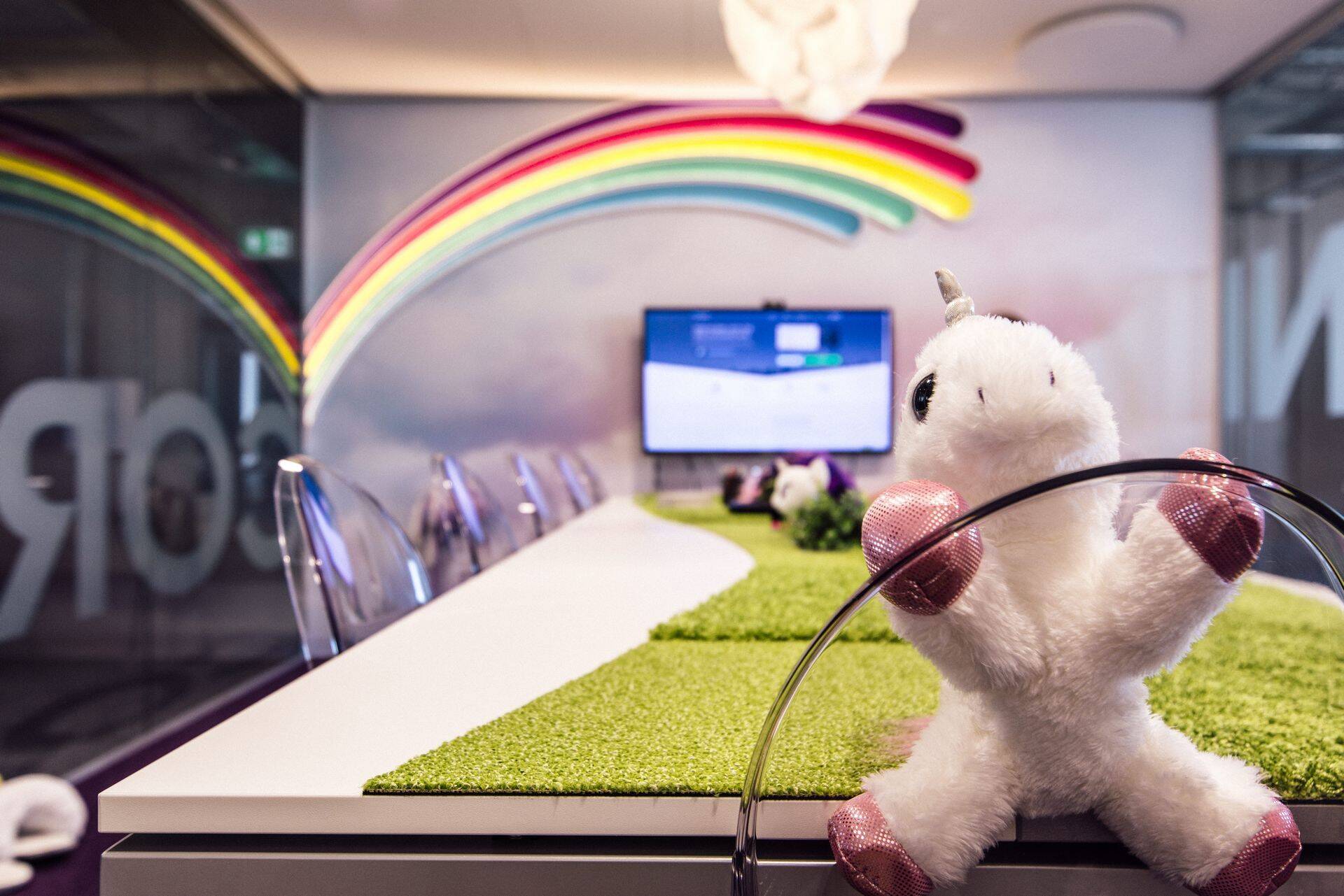 Kui kõik koosolekuteruumid viitavad selle riigi kultuurile, kus TransferWise’il on kontor või millega tihedam koostöö, siis üks neist esindab kujuteldavat unistustemaad, kus laiuvad vikerkaared ja liiguvad ükssarvikud.