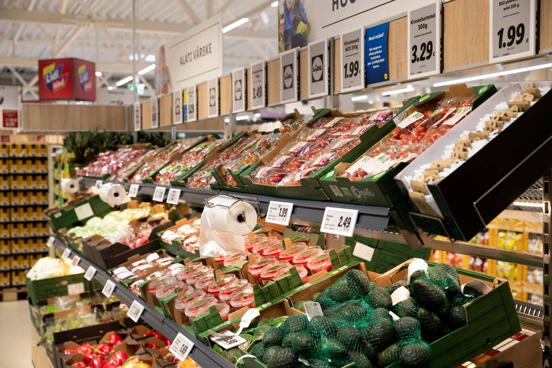 Цены на продовольственные, алкогольные и табачные изделия выросли на 9,8%, на промышленные товары – на 4,5%, на услуги – на 3,7%.