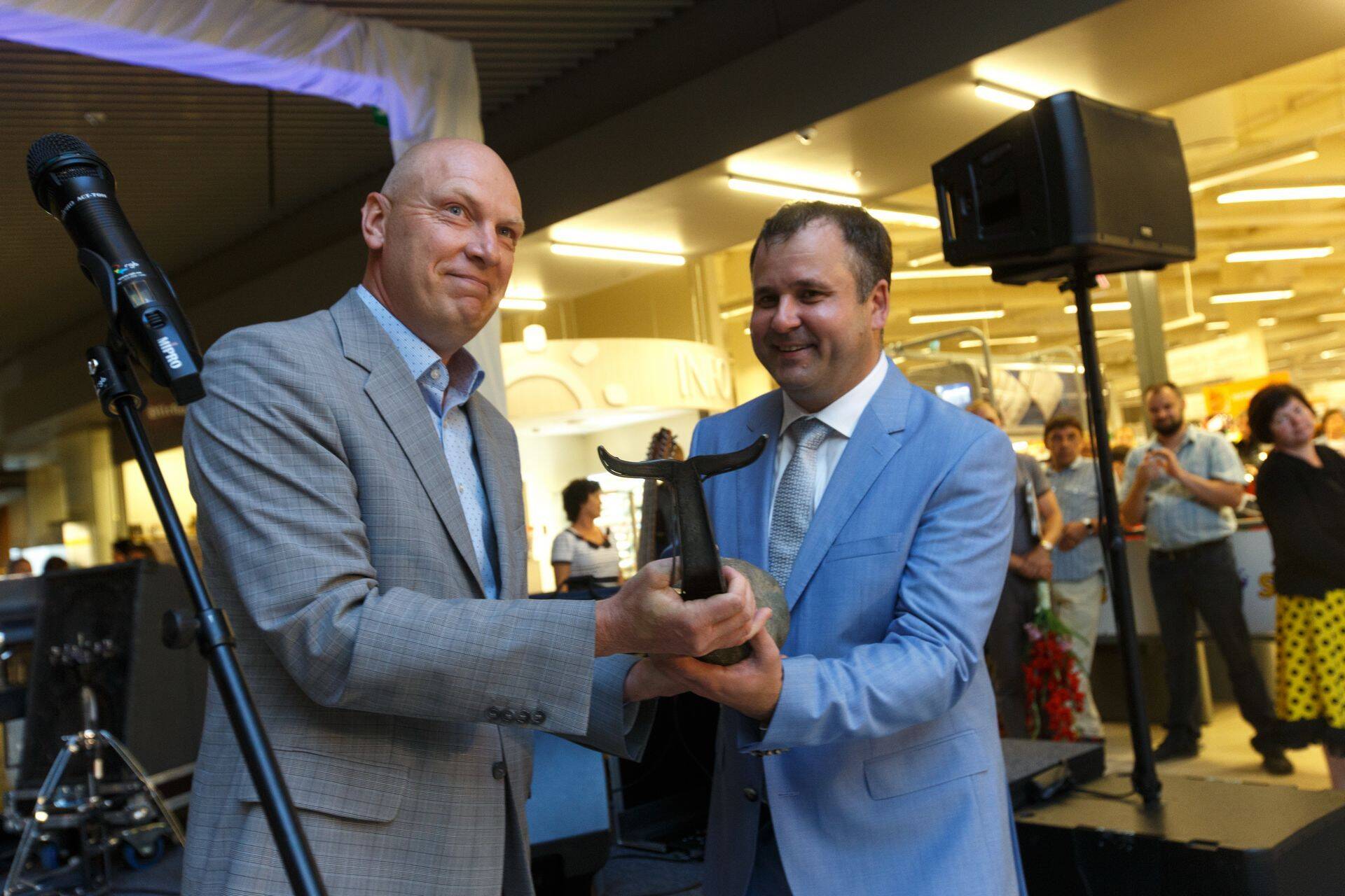 Viimsis avas augustis uksed ligi 14 000ruutmeetrine vaba aja ja ostukeskus, pildil Nordeconi juht Jaano Vink ja Tallinna Kaubamaja Kinnisvara juhataja Peeter Kütt avamispäeval.