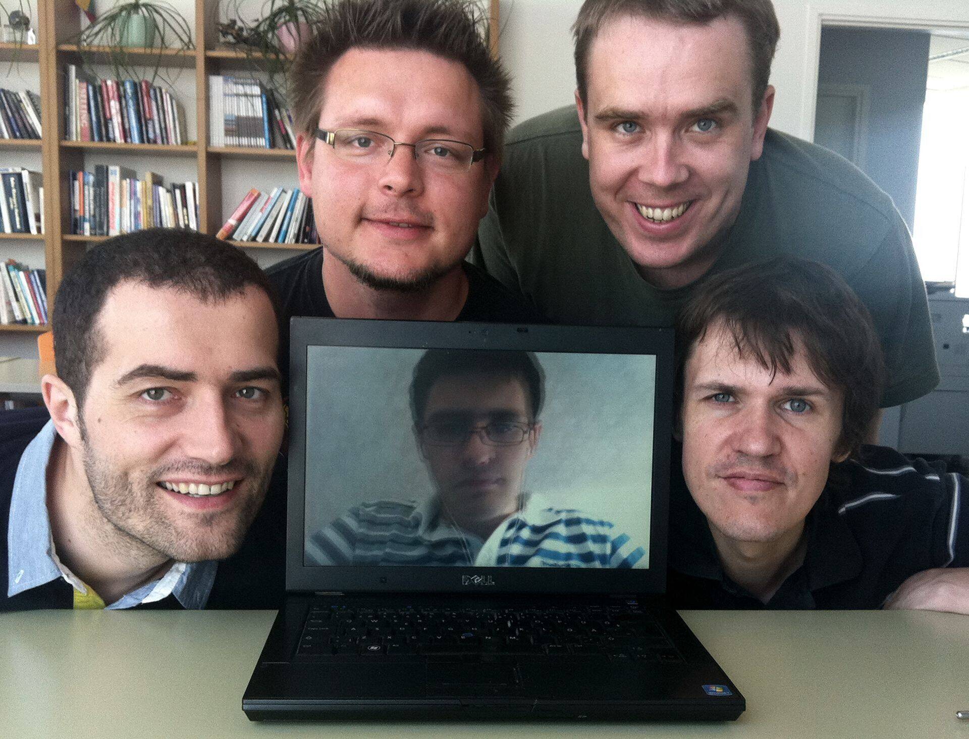 Pipedrive'i asutajad (vasakult) Timo Rein, Martin Henk, Ragnar Sass, Urmas Purde ja Martin Tajur (keskel) 2011. aastal ettevõtet alustades.