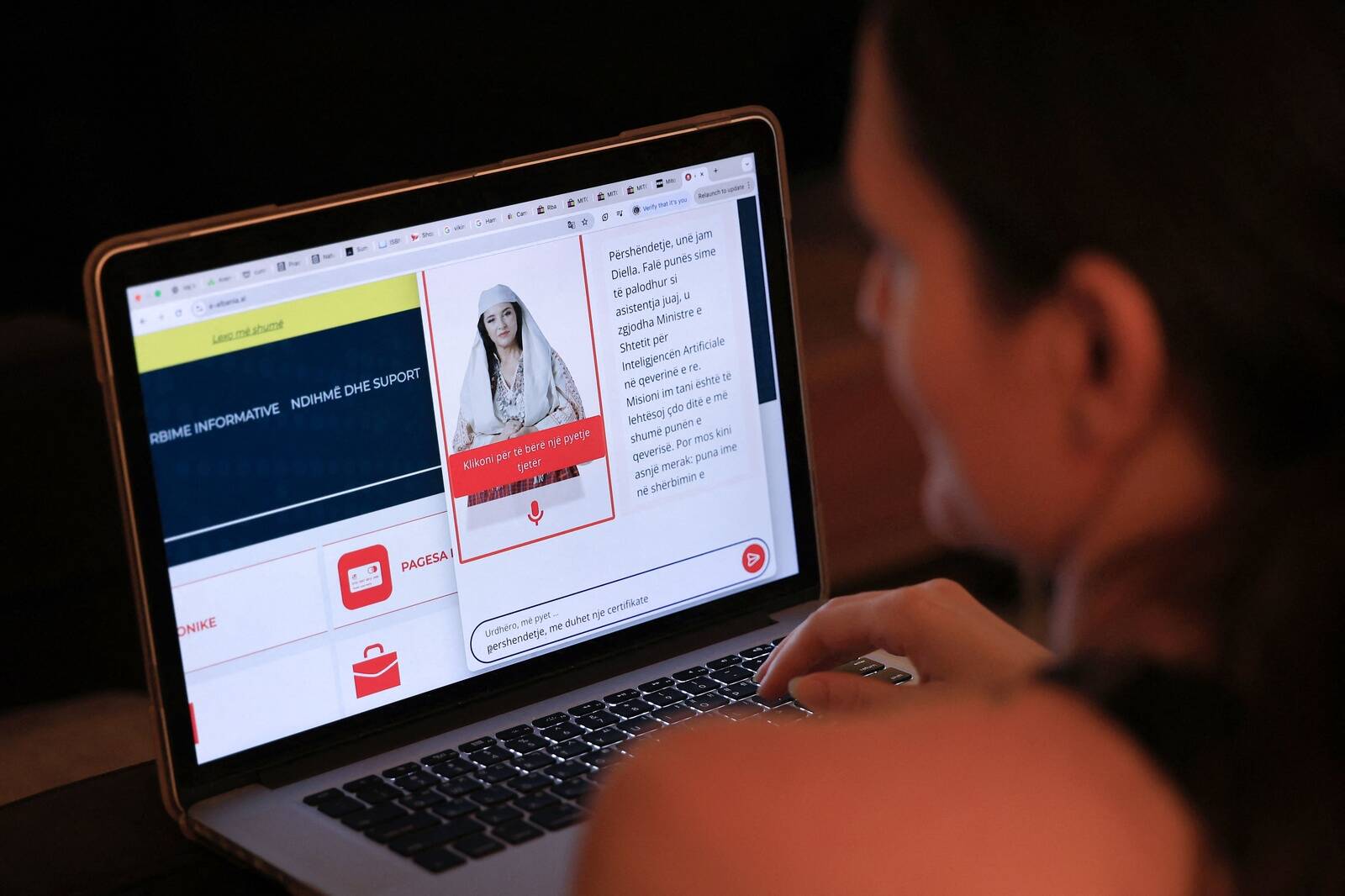 Diella (pildil tema avatar rahvarõivas naisena) on aasta algusest olnud e-Albaania digitaalne assistent. Nüüd teatas riigi peaminister, et Diellast saab maailma esimene tehisarul põhinev minister.
