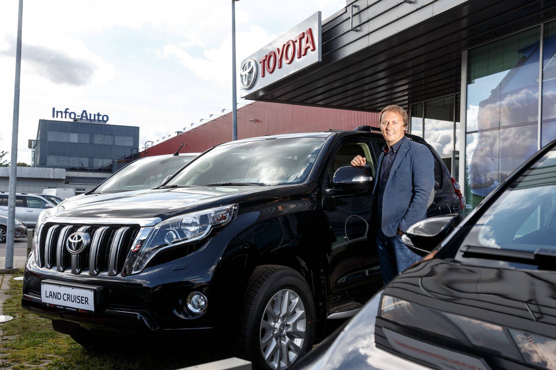 Amserv Auto AS juhatuse esimees Margus Nõmmik näitab populaarset tarbesõidukit Toyota Land Cruiser.