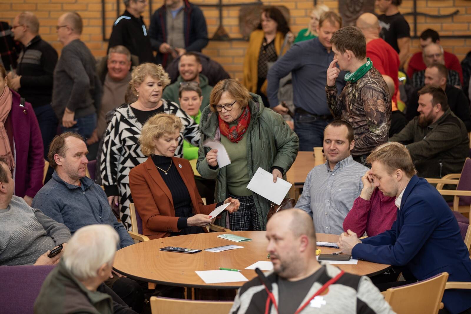Lääne-Virumaal Vinni vallas on kohalikud teravalt tuuleparkide vastu ning arendajaga tuli isegi kohtusse minna – sealt võttis vald vastu kaotuse. Sarnased probleemid kerivad nüüd ka Haljala vallas.
