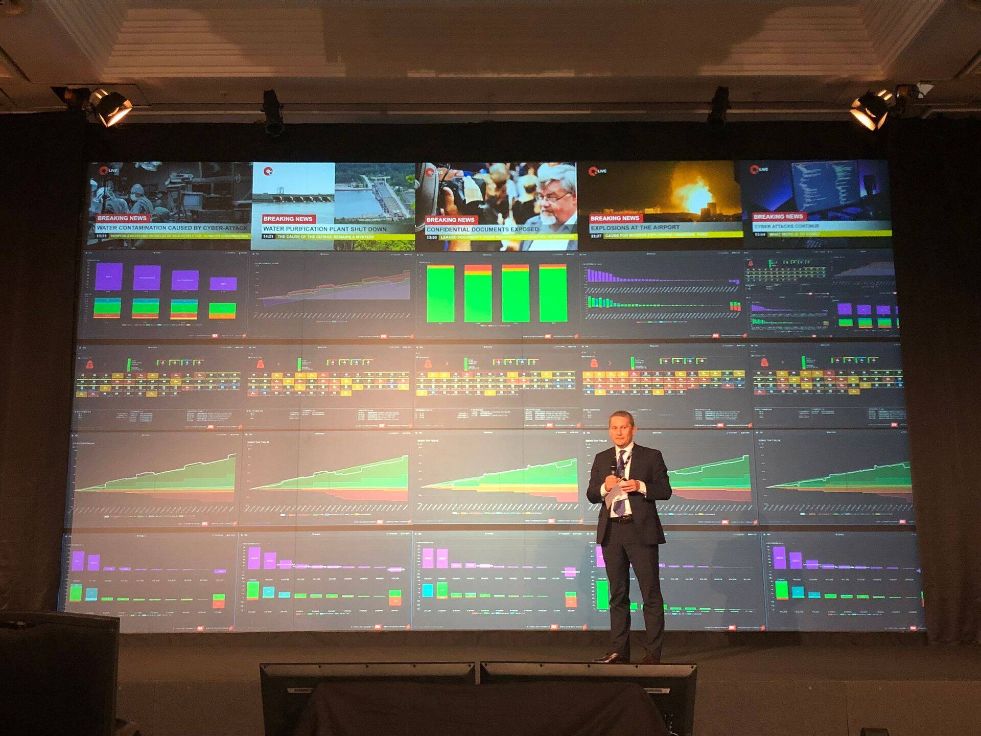CybExer Technologies’i juhatuse esimees Andrus Kivisaar tutvustamas NITEC 18 konverentsil alliansi tippjuhtidele Eesti ettevõtte auhinna pälvinud tehnoloogiat.