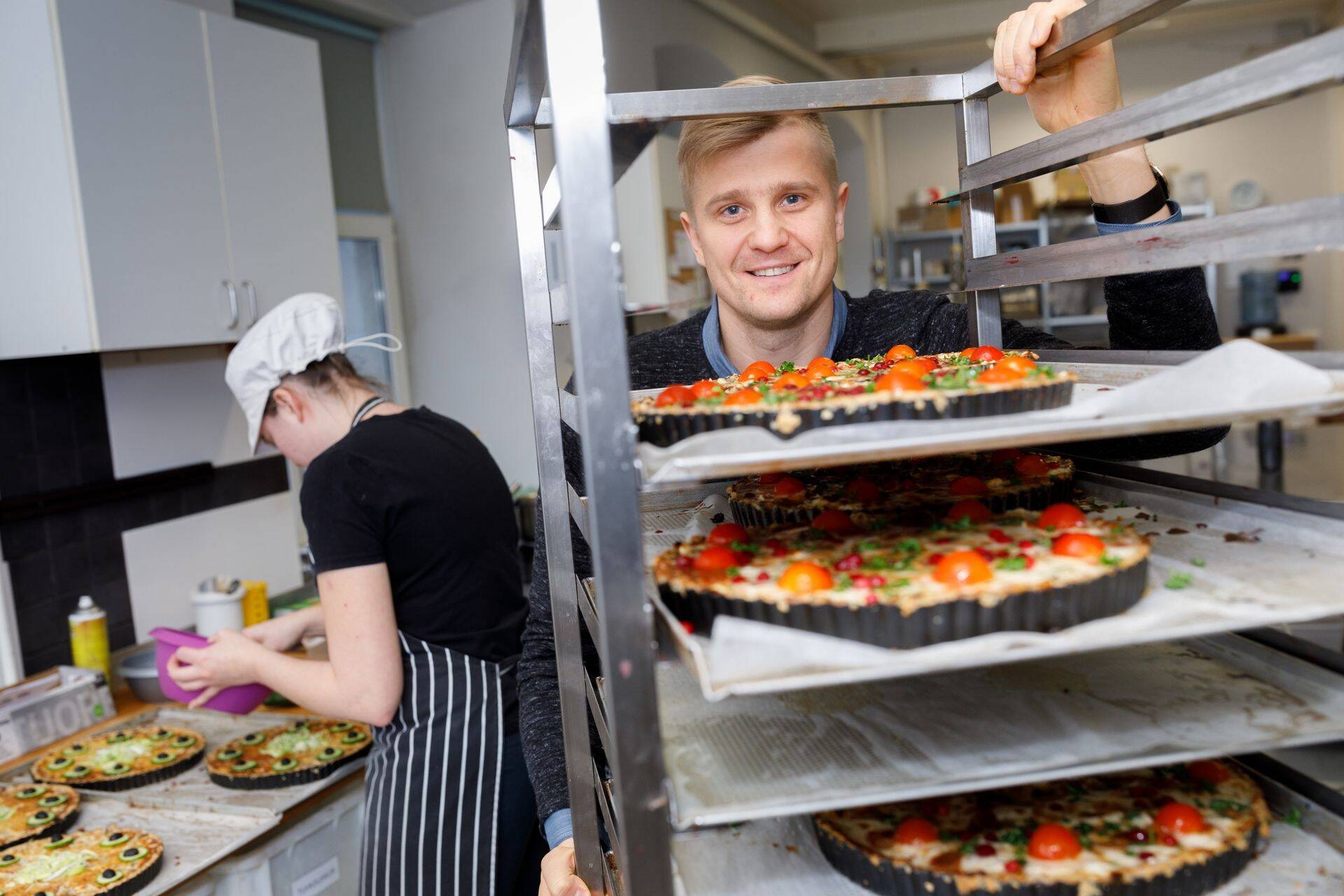 Et tunnetust käest ei läheks, üritab kokk ja ettevõtja Joel Ostrat võimalikult sagedasti ka ise köögi viibida.