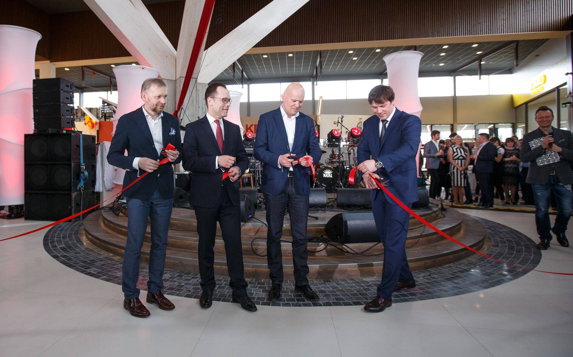 Lõunakeskuse juht Jaan Lott, Tartu Linnapea Urmas Klaas ja Danske Banki esindaja ja Ehitustrusti juhatuse esimees Kaido Somelar avamislinti lahti lõikasmas