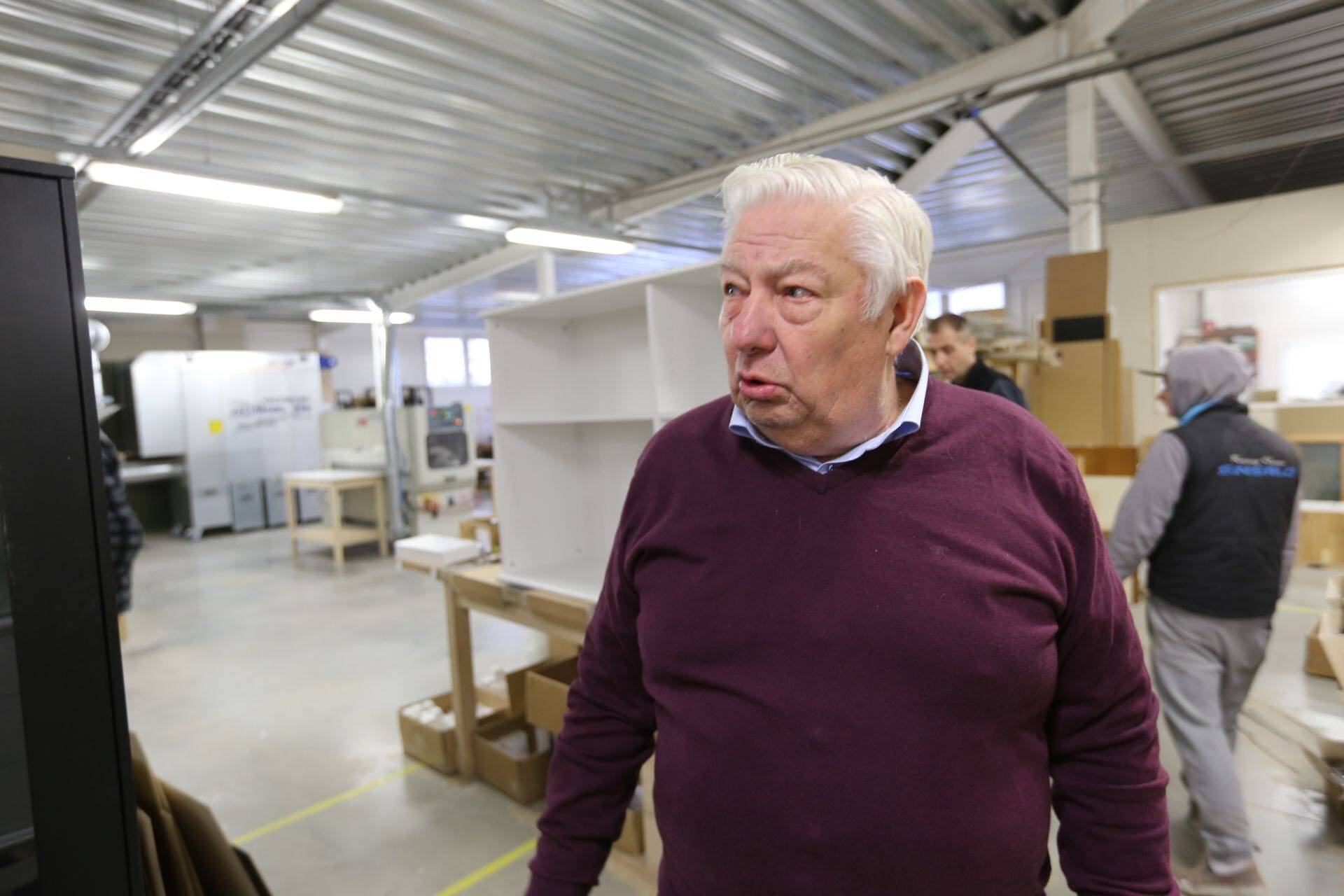 Rakvere firma ASi Virumaa Metsatööstus tegevjuht ja kaasomanik Rein Strauch mööblivabriikus.