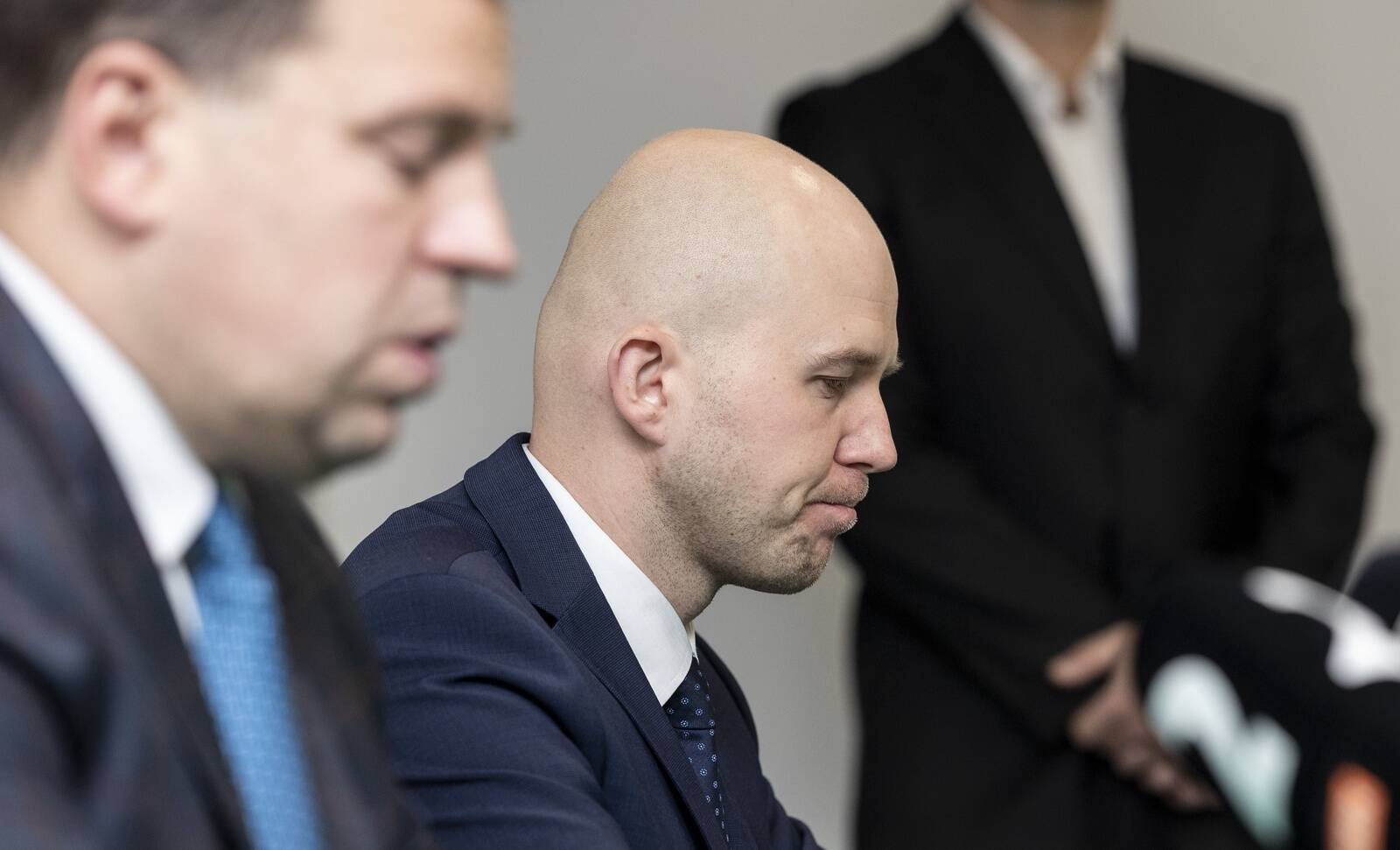 Tõnis Mölderit kahtlustakse altkäemaksu küsimises ajal, mil ta kuulus Keskerakonna ridadesse. Eelmise aasta septembris liitus Mölder Isamaaga, kuid astus täna pärast kahtlustuse saamist erakonnast välja.