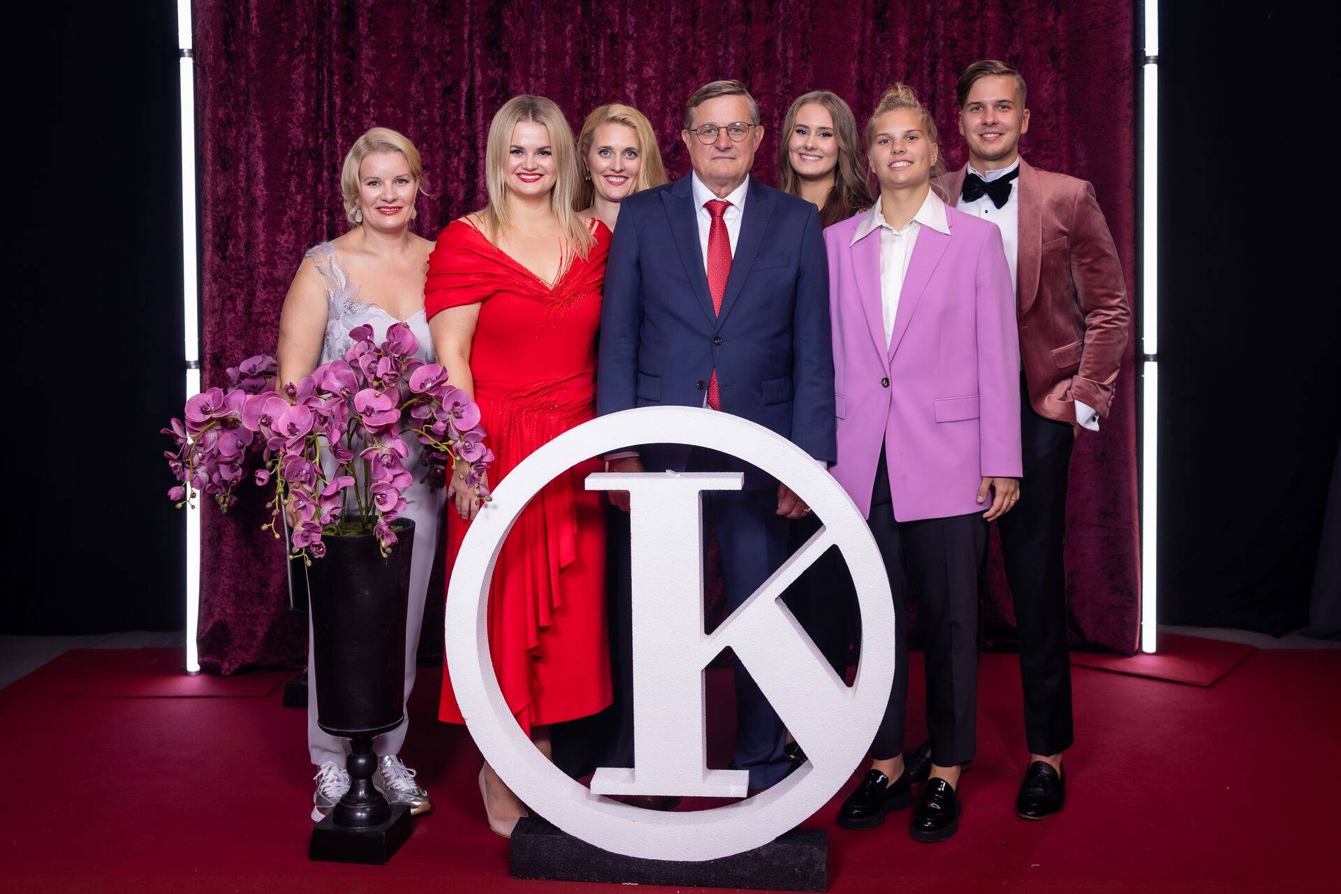 Suurärimeest Kaido Jõeleht oma kuue lapsega.