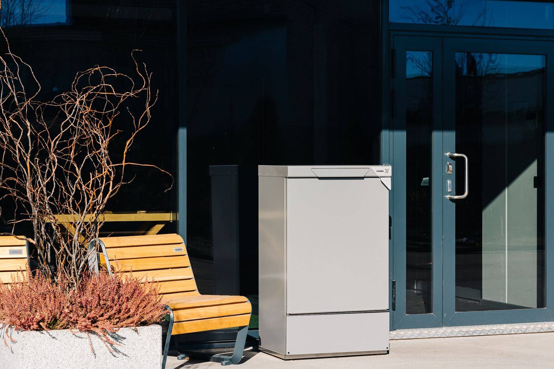 Cleveroni uut tüüpi pakiautomaat maja välisukse juures.