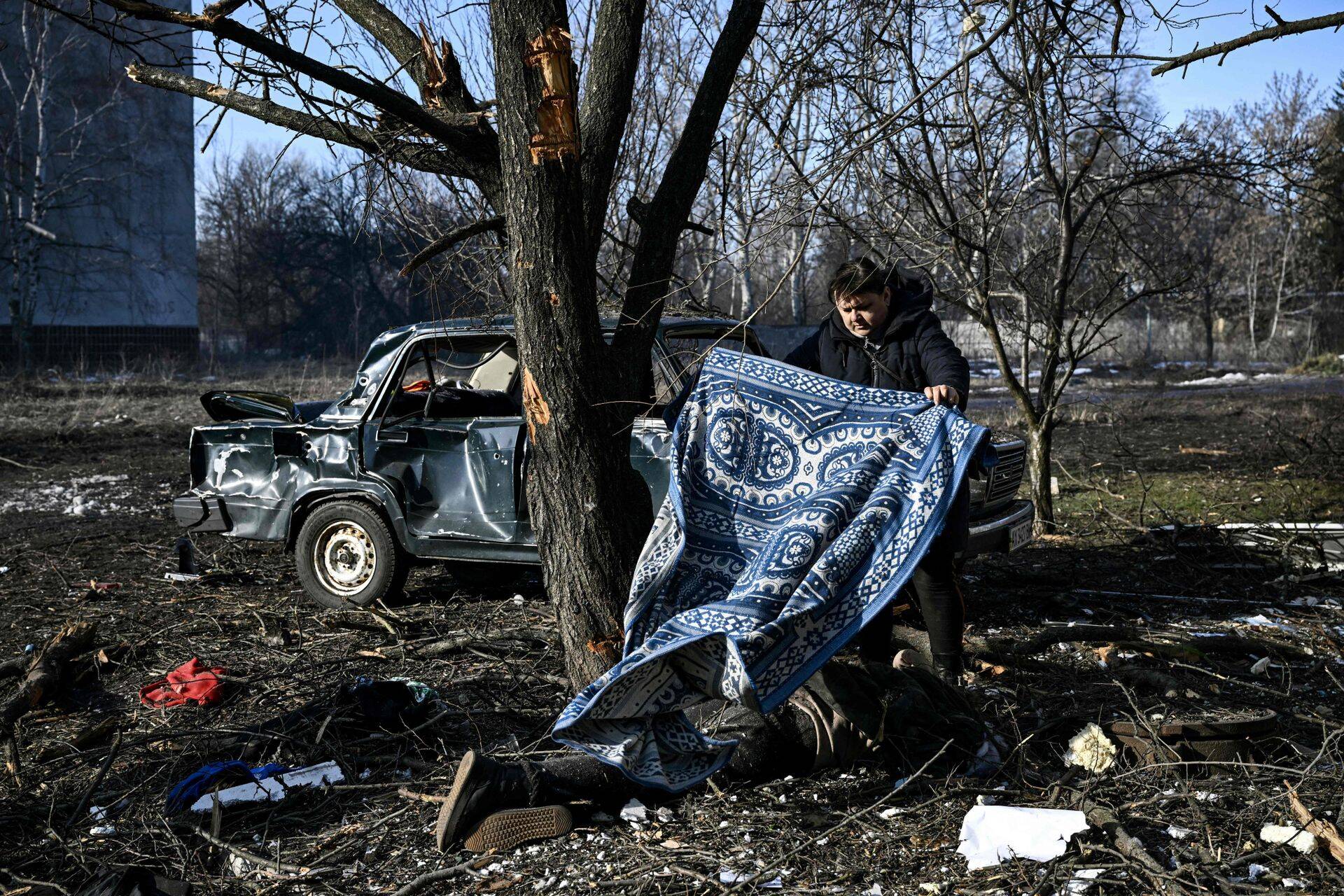 Mees katab vaibaga surnukeha Ida-Ukraina linnas Tšugujivis, mida Venemaa raketid tabasid.