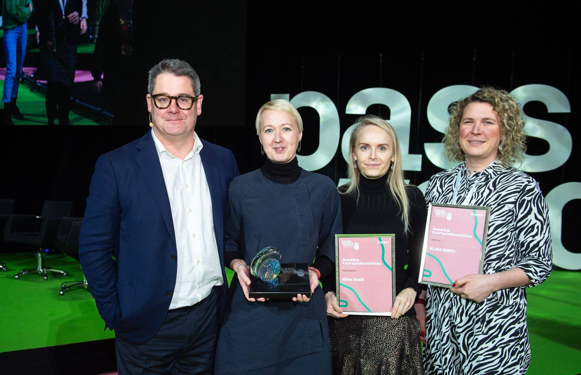 Passwordi peaesineja Mark Ritson koos Elisa Eesti turundustiimi esindajatega