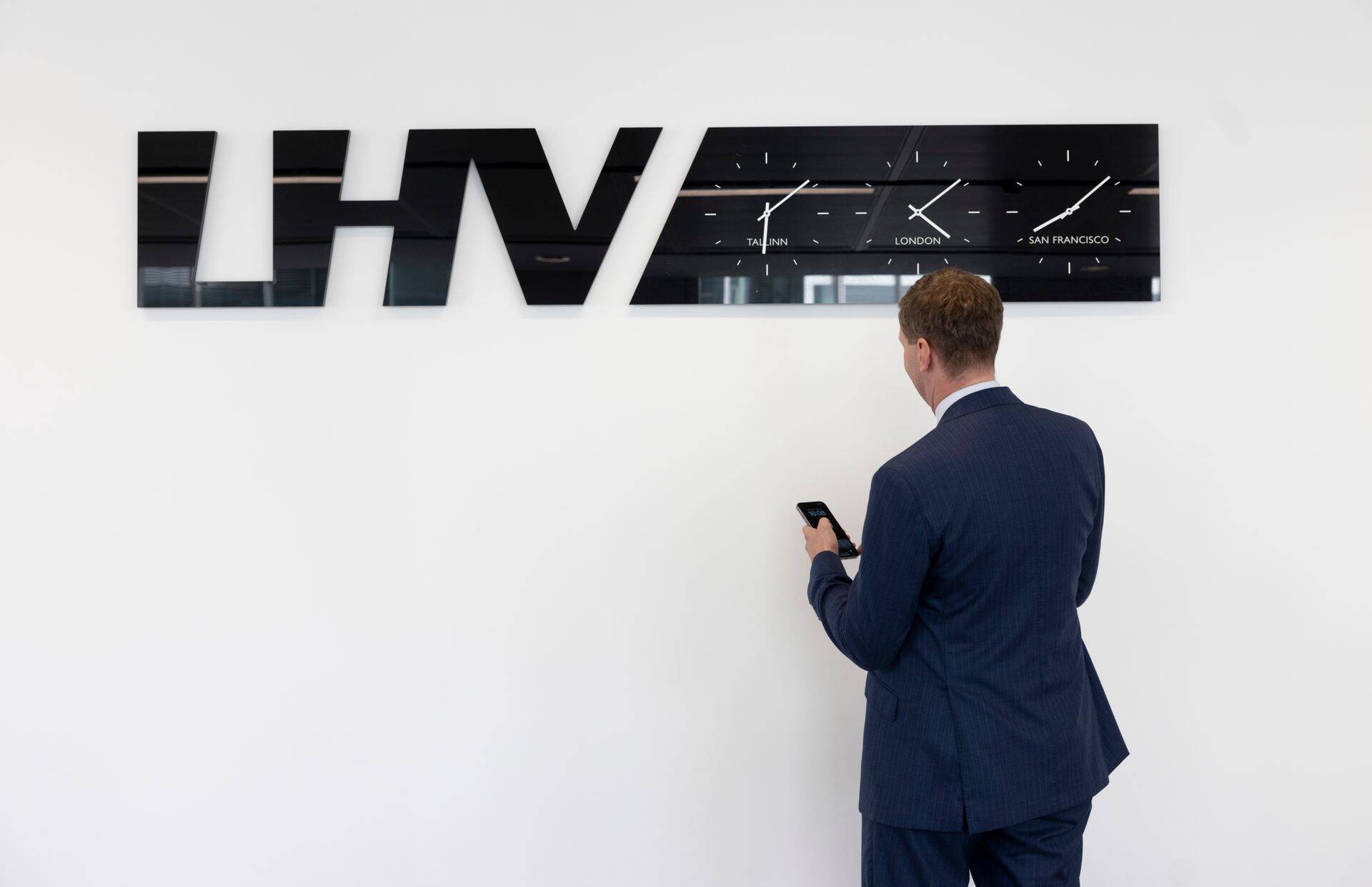LHV – единственный банк в Эстонии, клиенты которого могут торговать криптовалютой в среде самого банка. Для этого LHV предлагает две возможности.