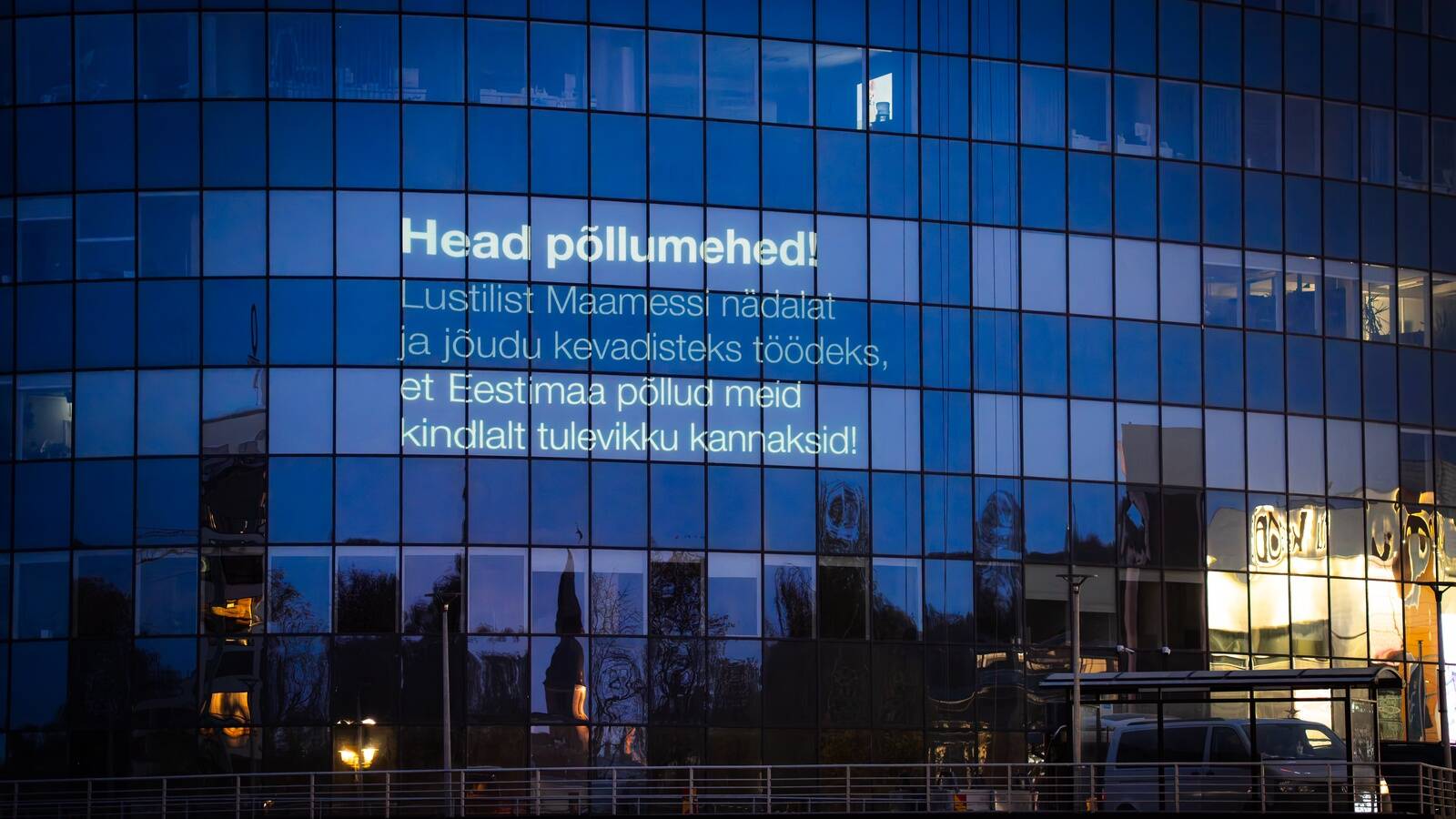 BASF tervitab põllumehi valgusinstallatsiooniga.