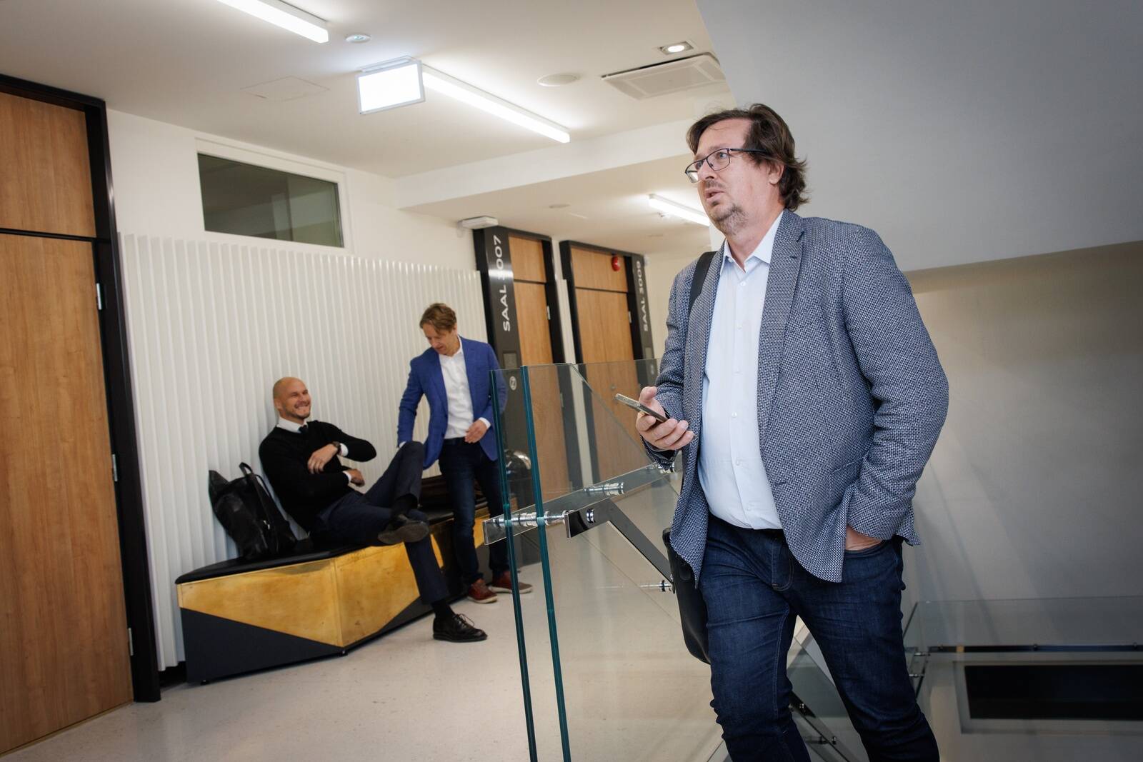 Банкротный управляющий Мартин Крупп (справа)