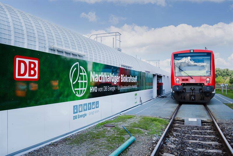 Saksamaa raudteeveo ettevõte Deutche Bahni masinapark on sedavõrd suur, et elektrifitseerimisest on finantsiliselt jätkusuutlikum fossiilsete kütuste asendamine taastuvkütustega.