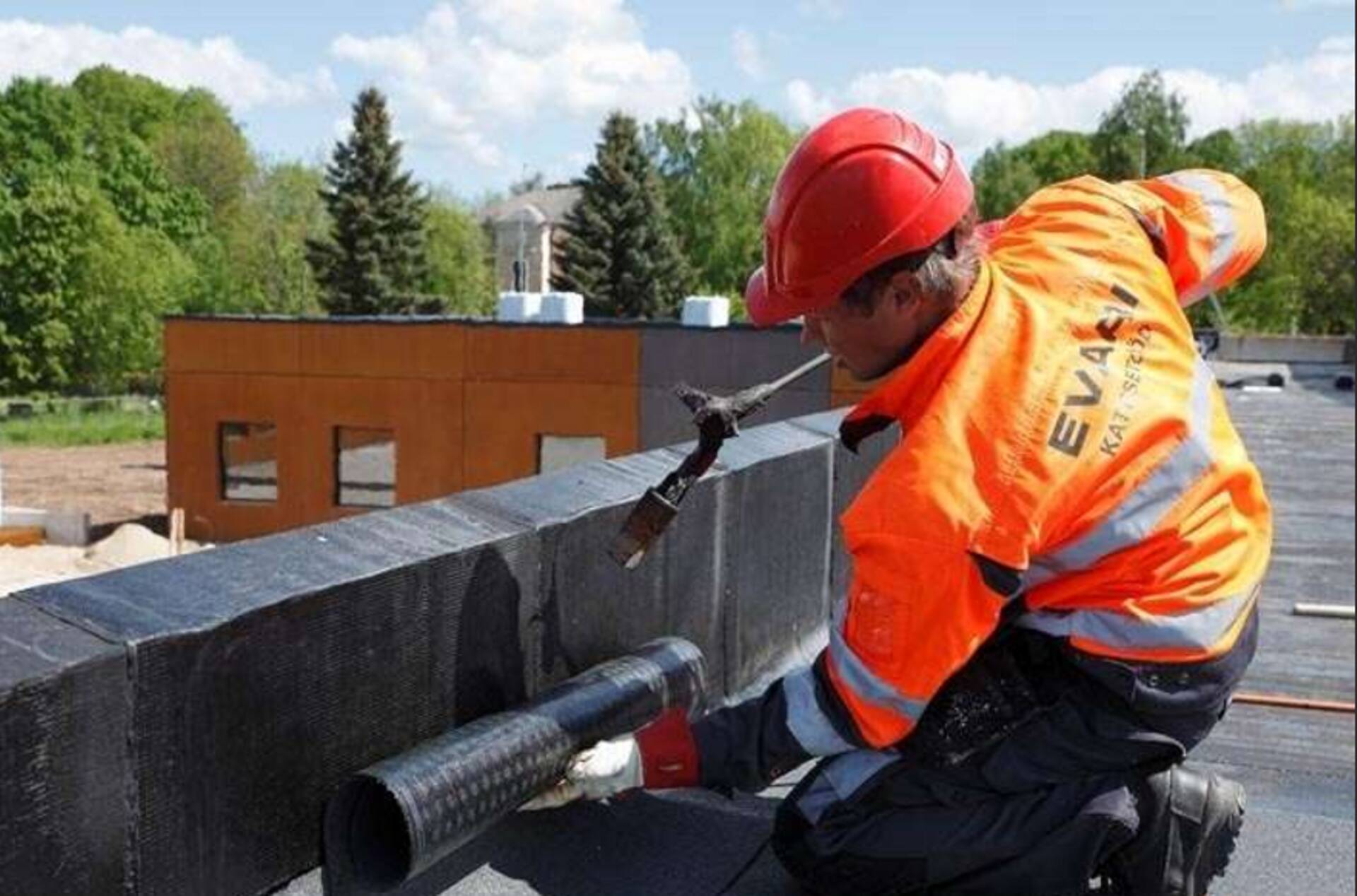 Evari Ehituse töömees lamekatust tegemas