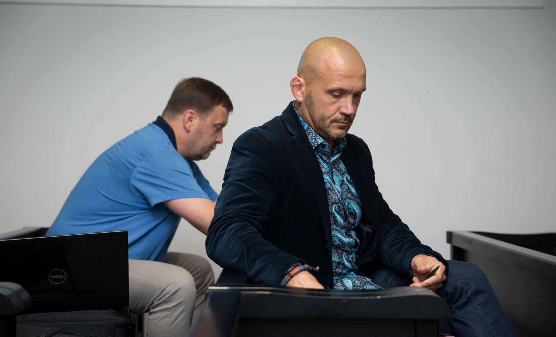 Esiplaanil investor Arvo Nõges, tagaplaanil tema vend Aare Nõges. Vendi süüdistatakse turumanipulatsioonis.