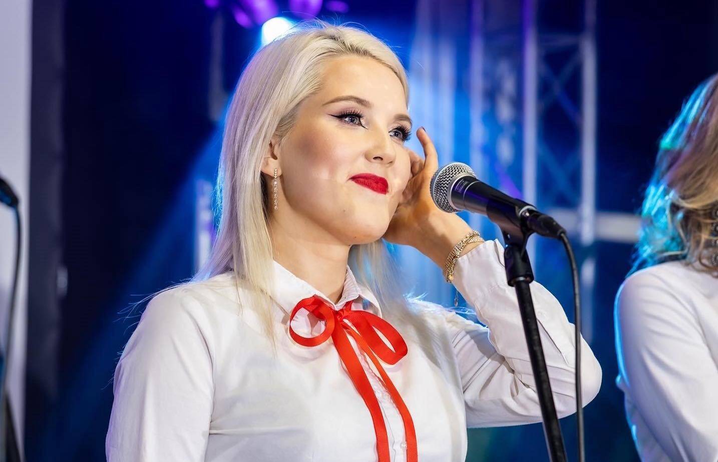 Laulja Lisett.