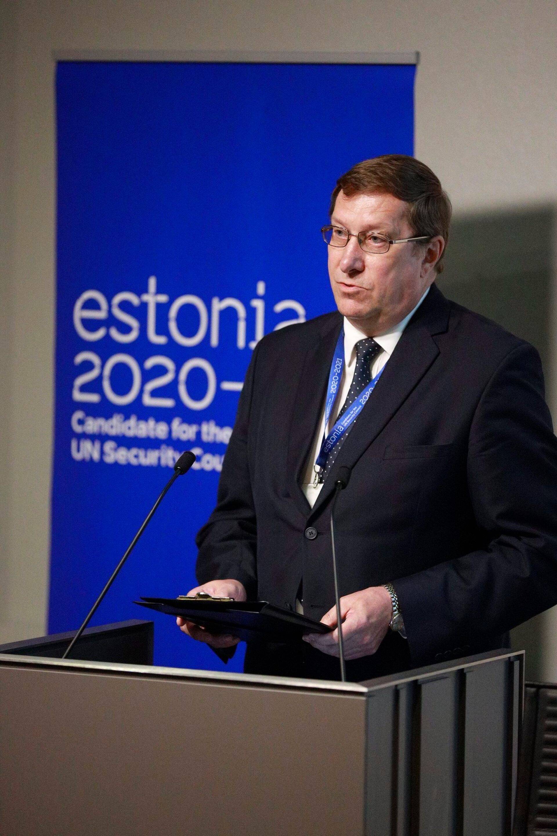 Eesti välisministeerium on ühe prioriteedina asunud tugevdama äridiplomaatiat. See tähendab nii uusi ametikohti kui lisaülesandeid suursaadikutele ja aukonsulitele. Kusjuures töö tulemust mõõdetakse täiesti reaalsete mõõdikutega, kinnitas Äripäeva raadio saates “Kuum tool” välisministeeriumi välismajanduse ja arengukoostöö asekantsler Andres Rundu.
