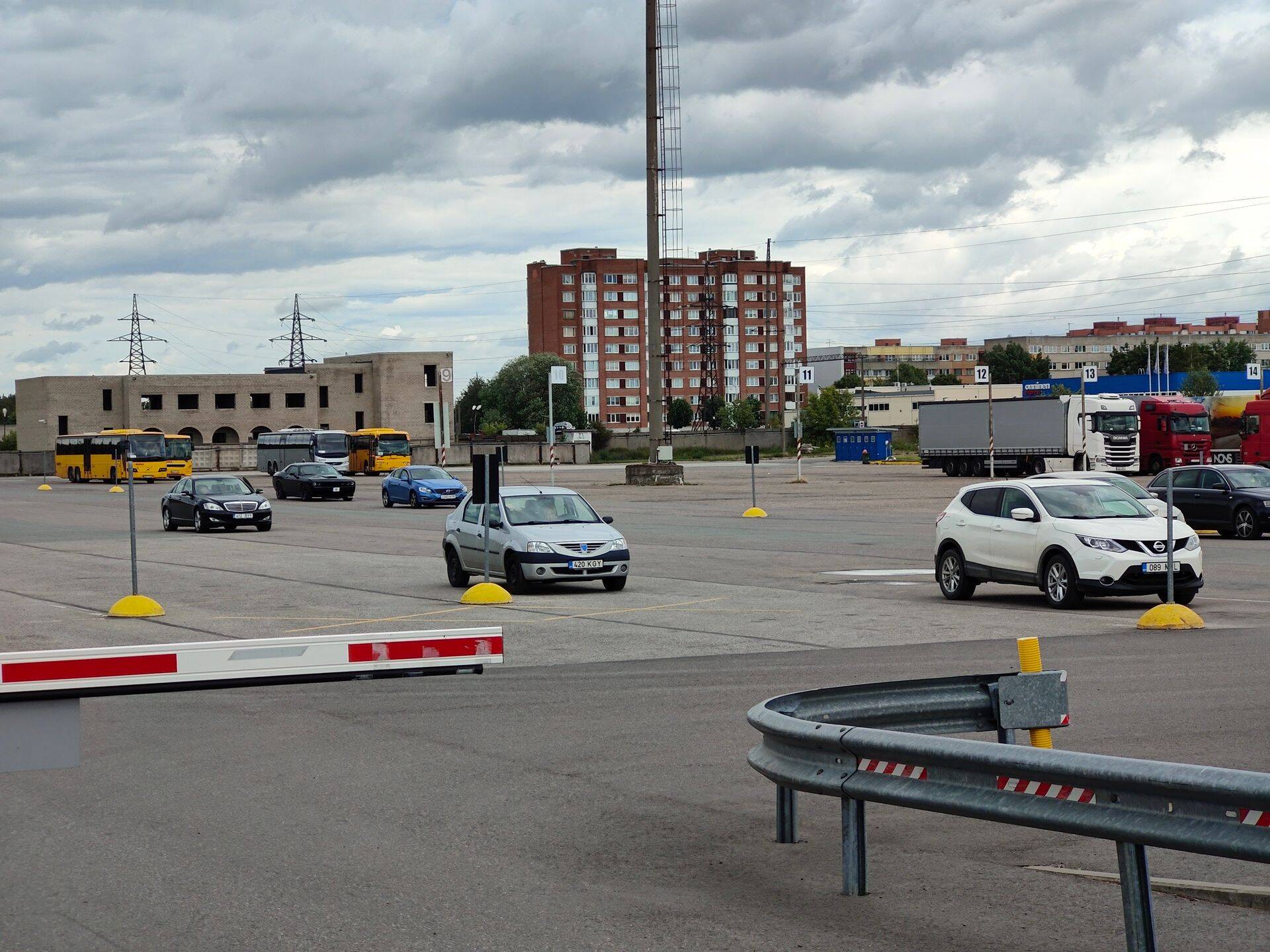 Статистика системы электронной очереди GoSwift сбивает путешественников с толку. Во вторник 5 июля в середине дня сайт сообщал, что в живой очереди в Нарве стоят 540 автомобилей. Но в реальности на площадке ожидания в живой очереди в это время было всего несколько машин. Однако пересечь границу через живую очередь, без предварительного бронирования, всё равно тяжелее.