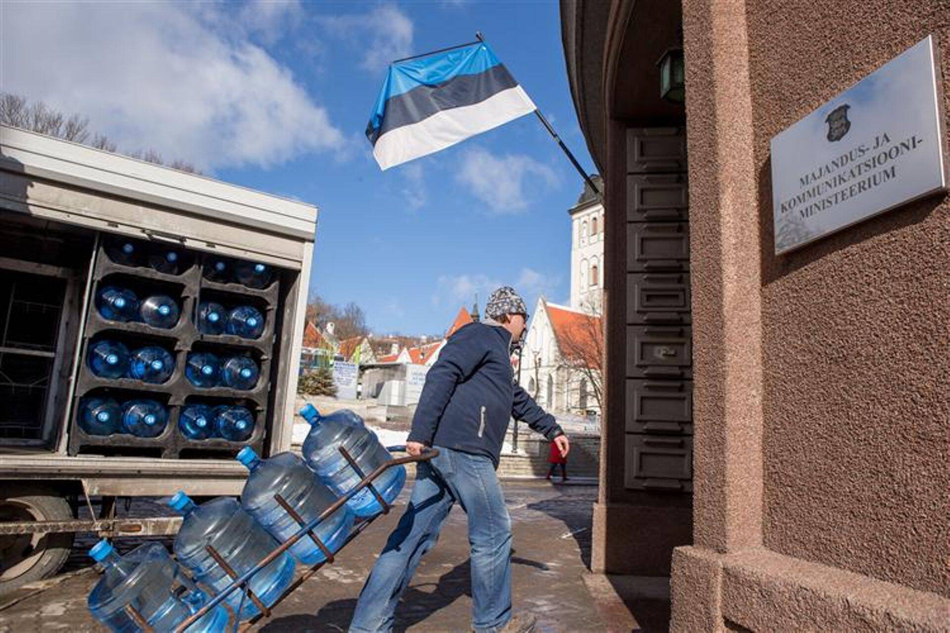 Iganädalased 20 joogiveemahutit jõuavad majandusministeeriumisse.
