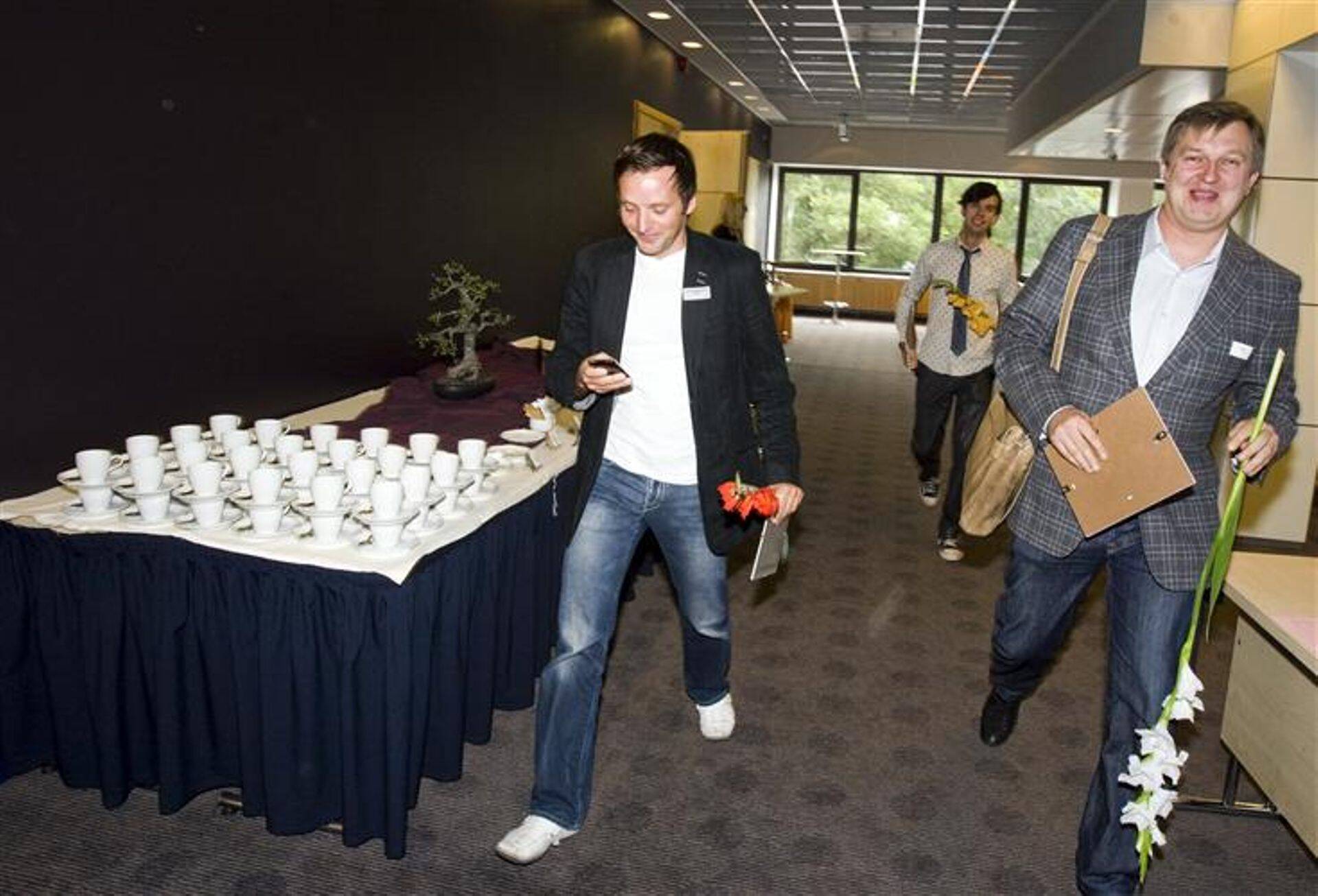 e-turundusagentuuride kategooria võitja ADM Interactive esindaja Riho Pihelpuu, produktsioonifirmade kategooria võitja Reede OÜ esindaja Alo Hiet ja kommunikatsioonibüroode esimene KPMS&Partnerite esindaja Henri Käsper lahkumas tseremoonialt.
