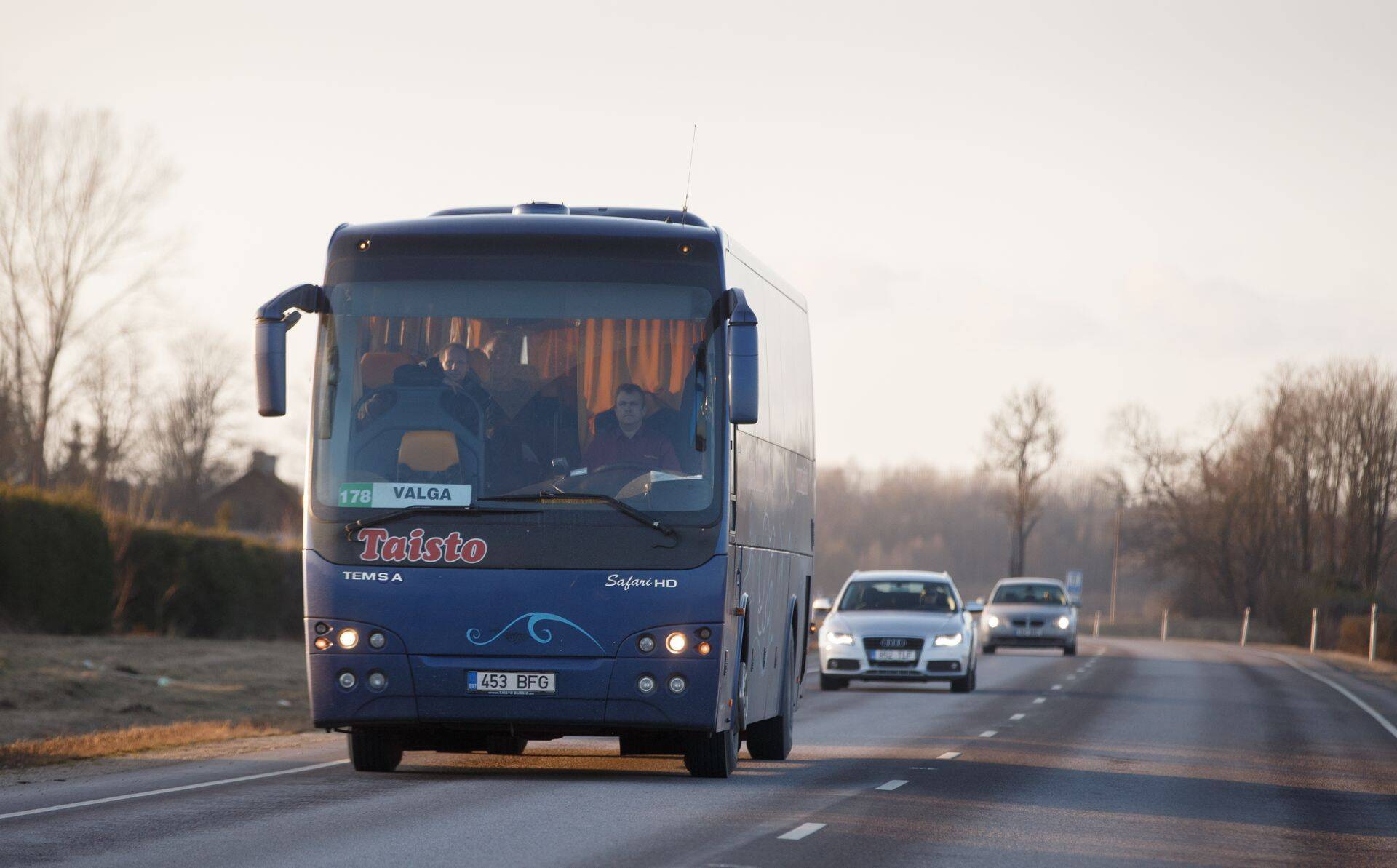Liinibuss maanteel.