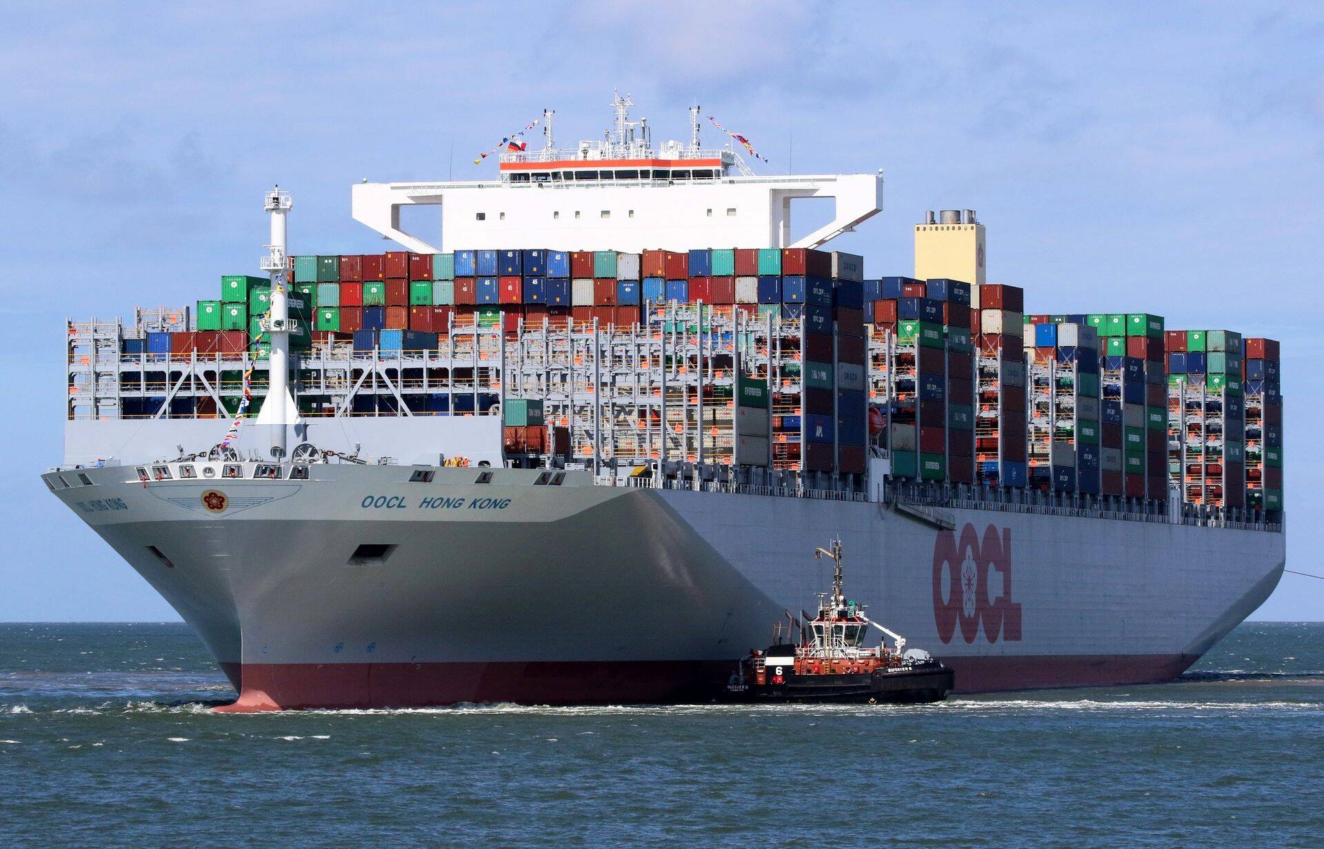 Maailma suurim konteinerilaev OOCL Hong Kong.