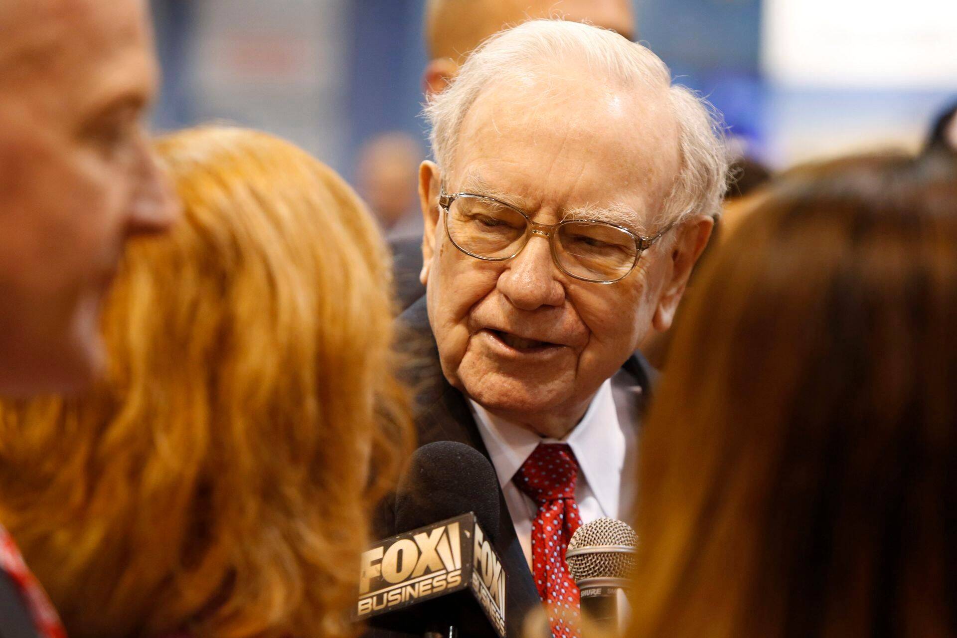 Warren Buffett laupäeval Berkshire Hathaway aktsionäride koosolekul ajakirjanike piiramisrõngas.
