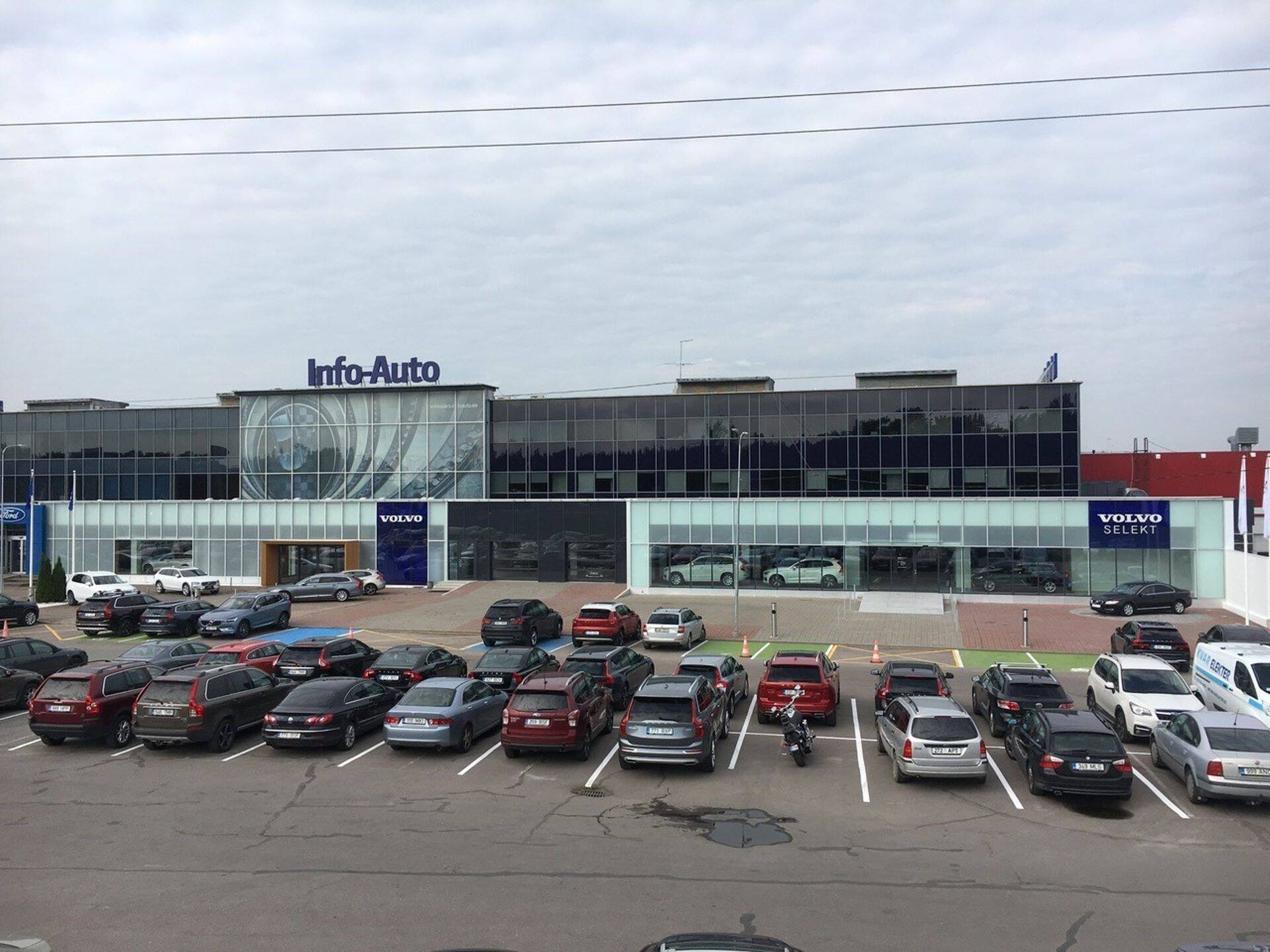 Volvo Selekt uuskasutusautode salong Järvel.