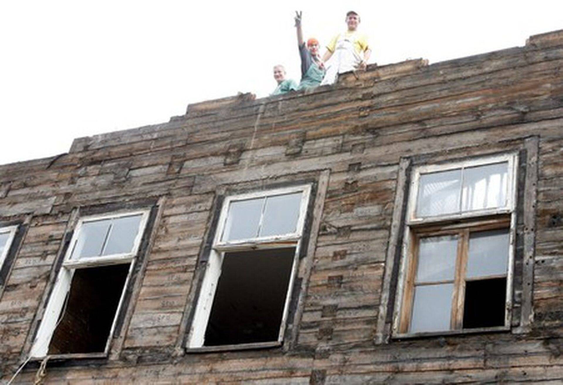 Hakkeks sobiv materjal, on näiteks töötlemata puit, mis vanade majade lammutamisel üle jääb. Foto: Maris Ojasuu.