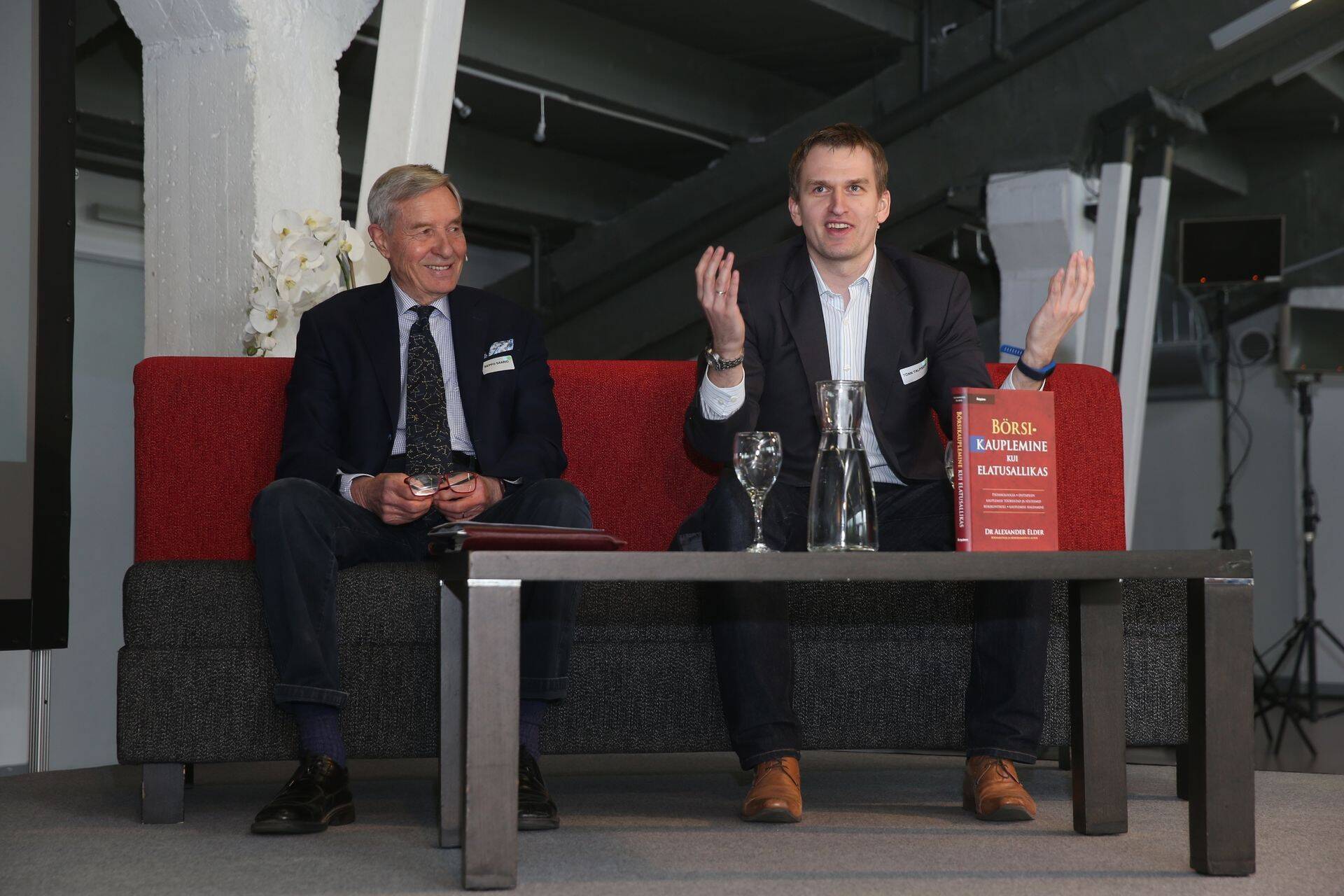 Etalon Varahaldus ASi juhatuse liige ja TTÜ rahanduse dotsent Tõnn Talpsepp (paremal) ja legendaarne Soome investor Seppo Saario tänasel reedel toimunud konverentsil "How to Become a Better Trader".