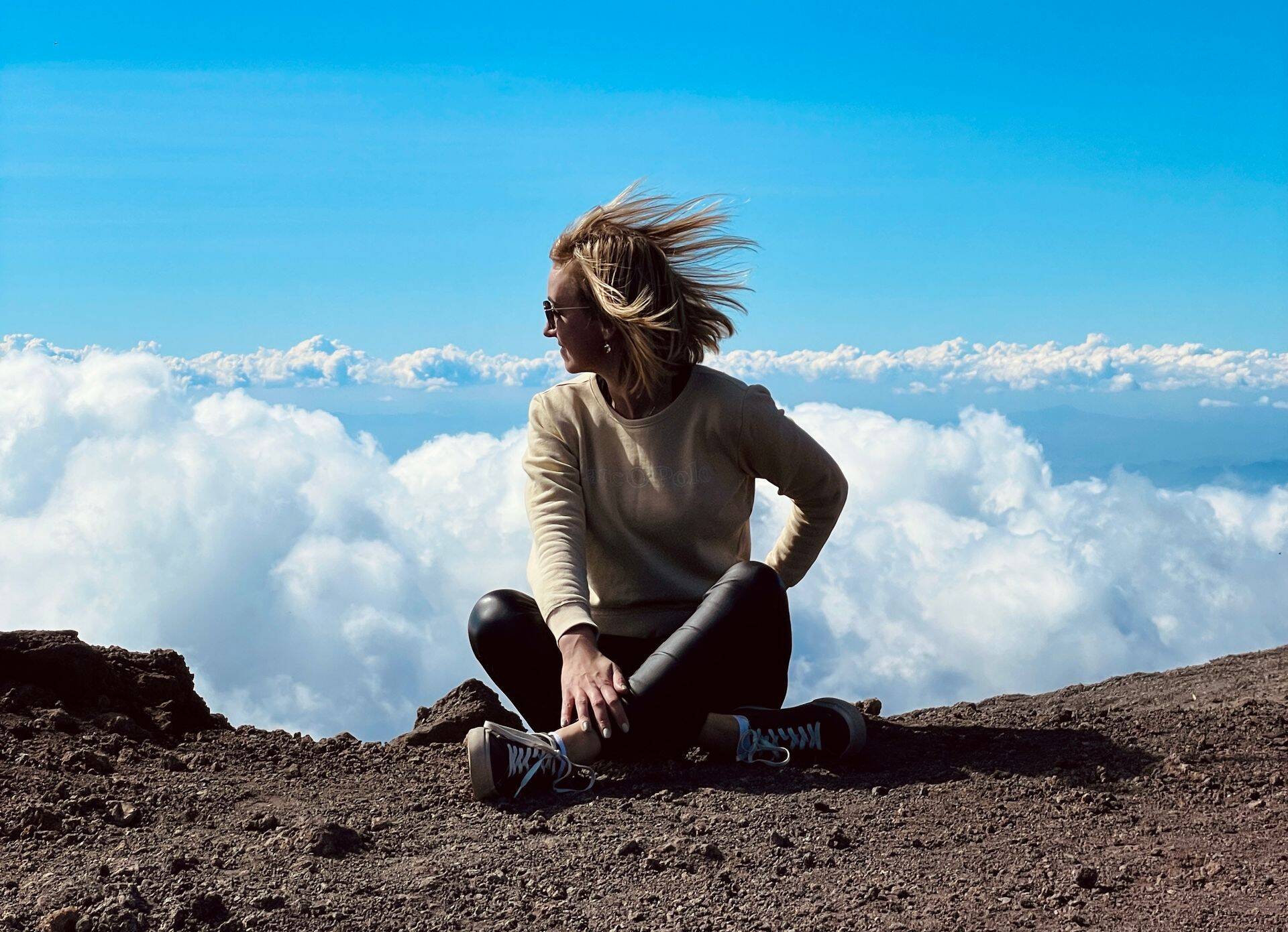 Pētot portfeli, sajutos kā ceļojumā, kur kāpu Etnas vulkānā, meklējot atbildes...un tā arī neatrodot.