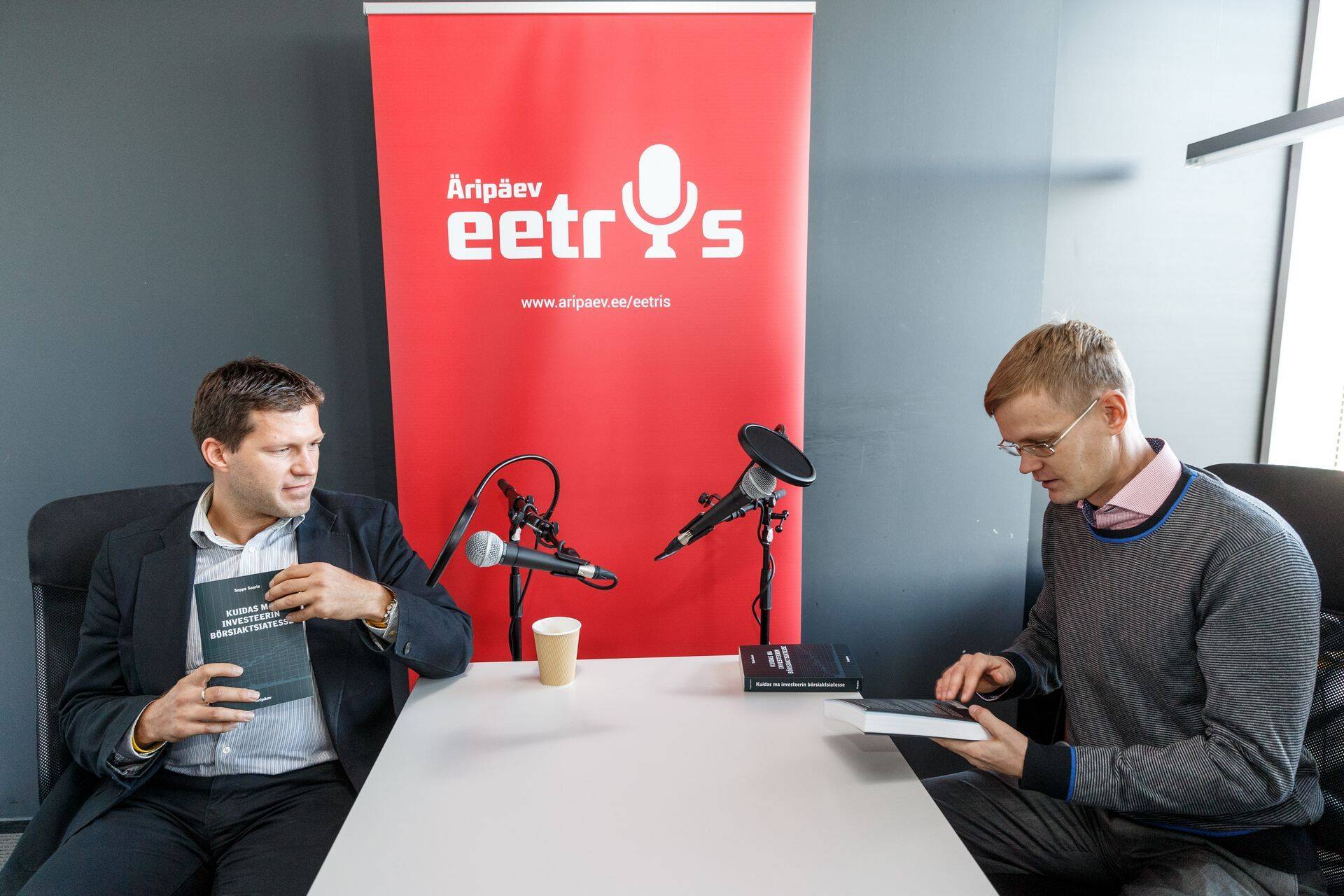 Jaak Roosaare oli eelmisel aastal "Äripäev eetris" kuulatumaid külalisi. Fotol koos LHV maaklertegevuse juhi Alo Vallikiviga Soome börsiguru Seppo Saario raamatut sirvimas.