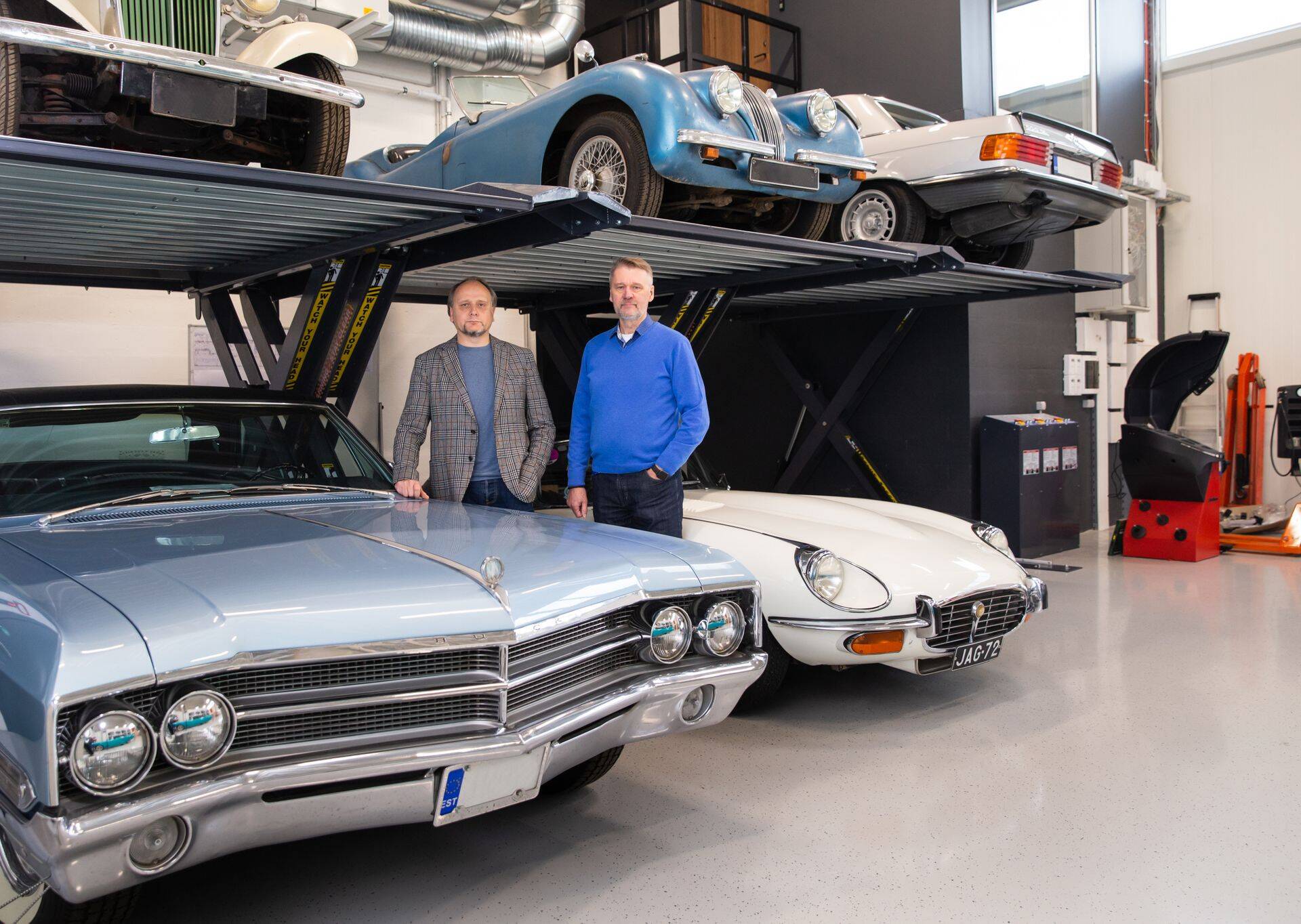 Benefiti omanikud Neil-Peeter Sarevet (vasakul) ja Sulev Narusk omavad ka ise uunikumautosid ja armastavad neid suvel sõitma viia.