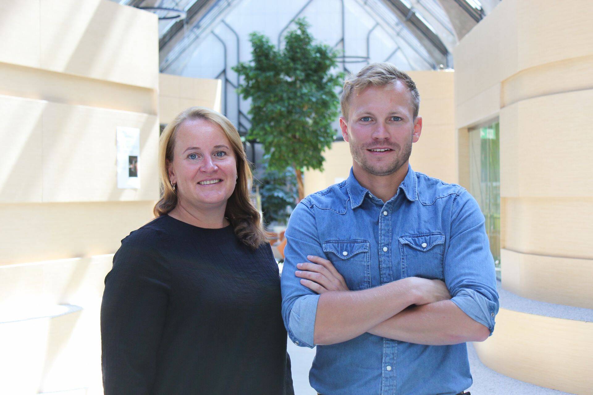 Omniva juhatuse liige Kristi Unt ja Omniva operatsioonide juht Evert Rööpson rääkisid saates, et pakiautomaadi kasutamine on kõige rohelisem viis paki kättesaamiseks, ent ka seal on arenguruumi.