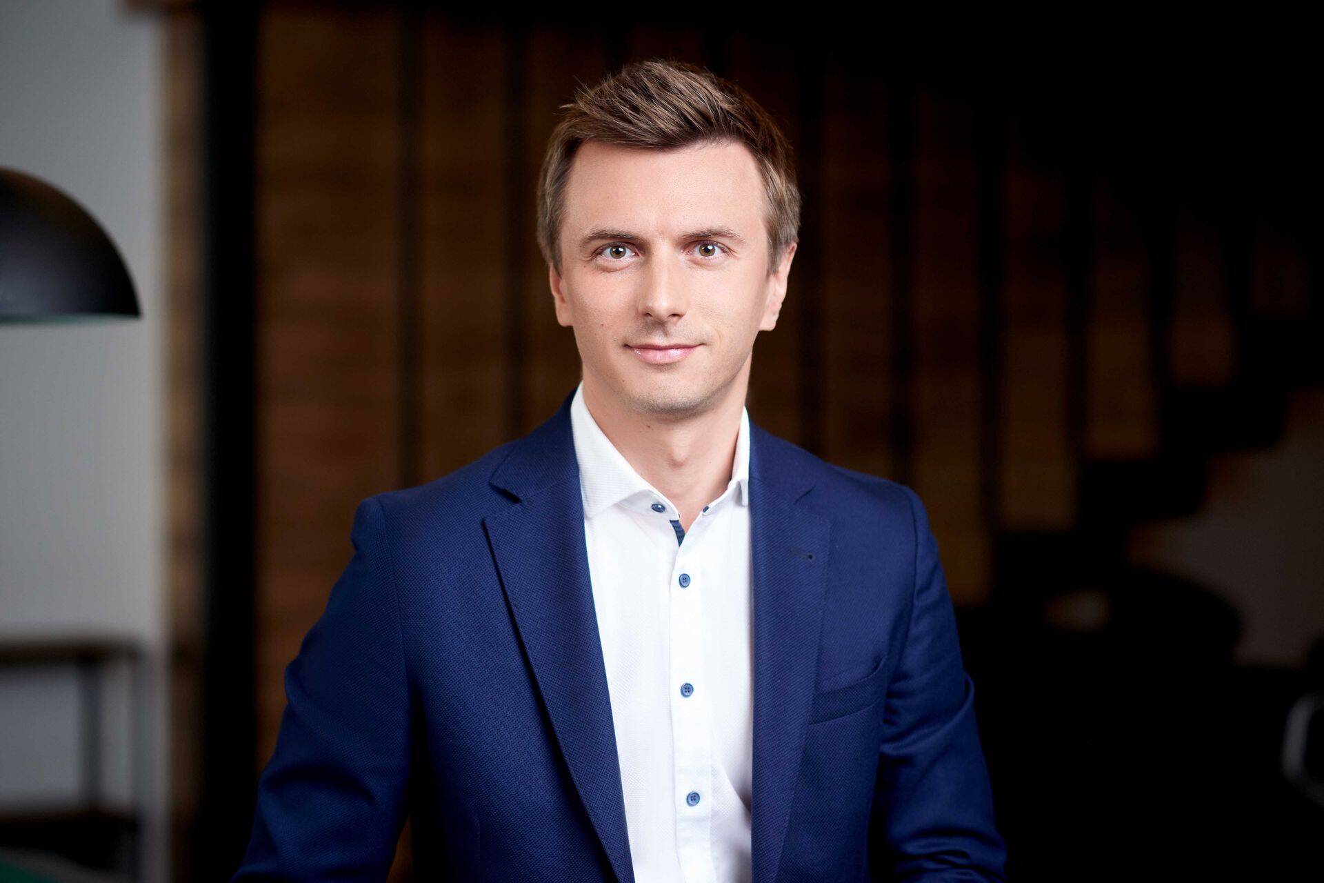 ACC Distributioni tegevjuht Žymantas Baušys: "Töötasime välja uue tegevus- ja kommunikatsioonistrateegia, mis hõlmab uusi sotsiaalseid projekte, perioodilisi turu-uuringute analüüse ja tulemuste esitlusi ning töötajate isikliku arengu koolitust. Püüame järjekindlalt elektroonikaseadmete turul ekspertidena osaleda."