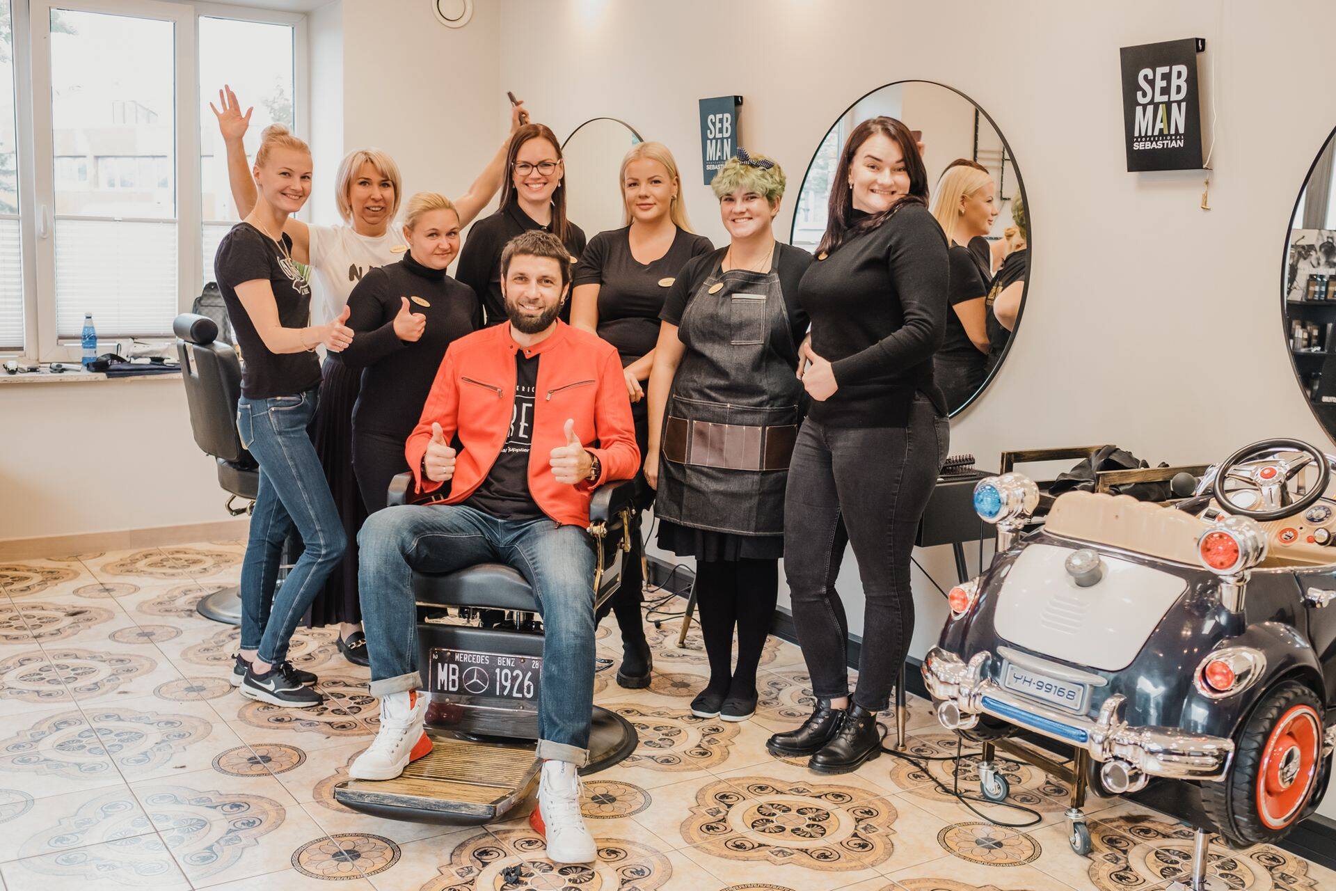 Belle Stuudio juuksurid õppisid Vladimir Volodini käest nippe meestelõiksteks.