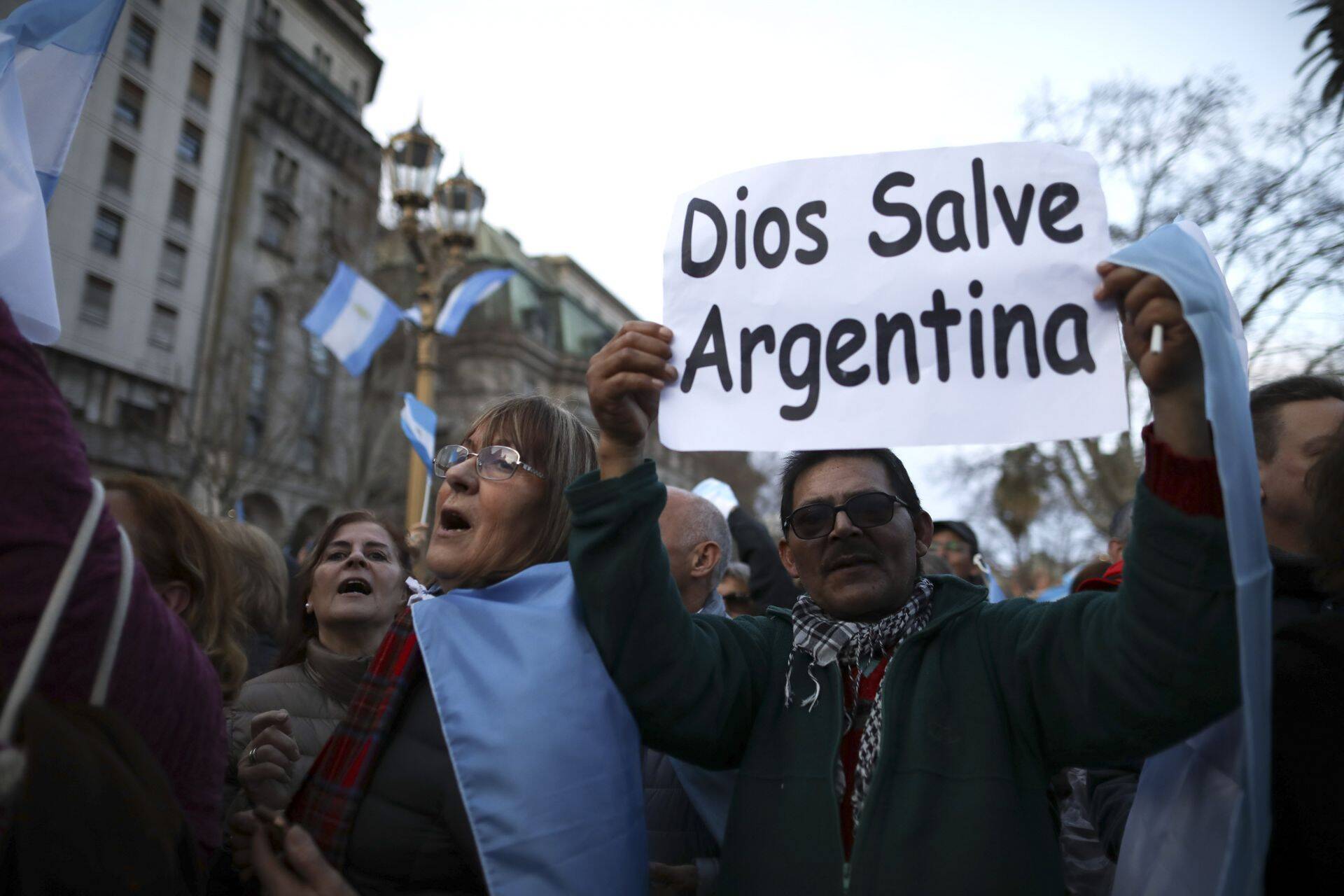 Buenos Aireses protesteerija hoiab silti "Jumal päästa Argentina".
