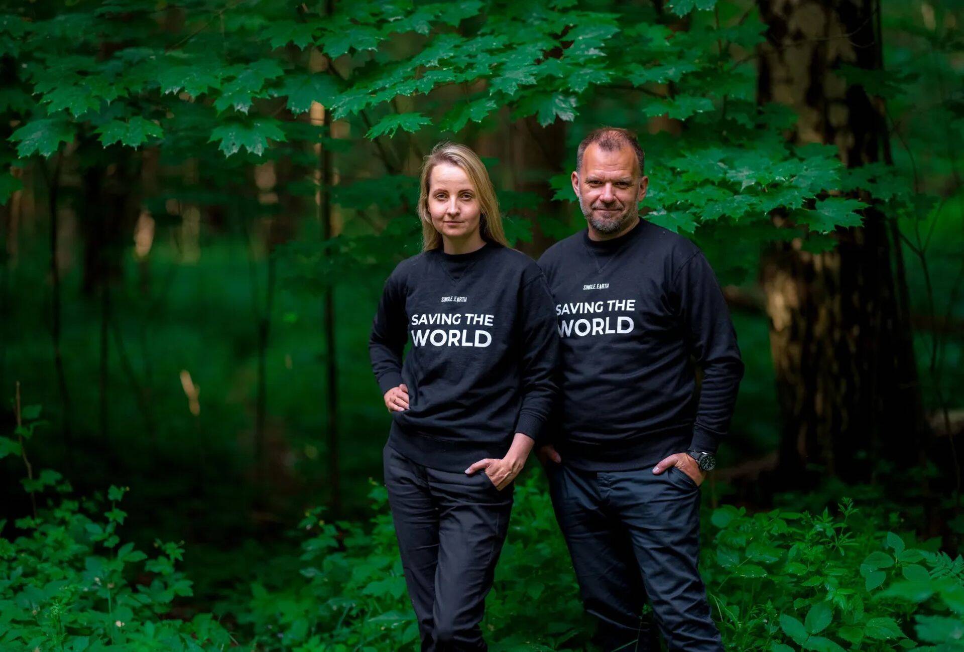 Single.Earthi asutasid 2019. aastal Merit Valdsalu ja Andrus Aaslaid.