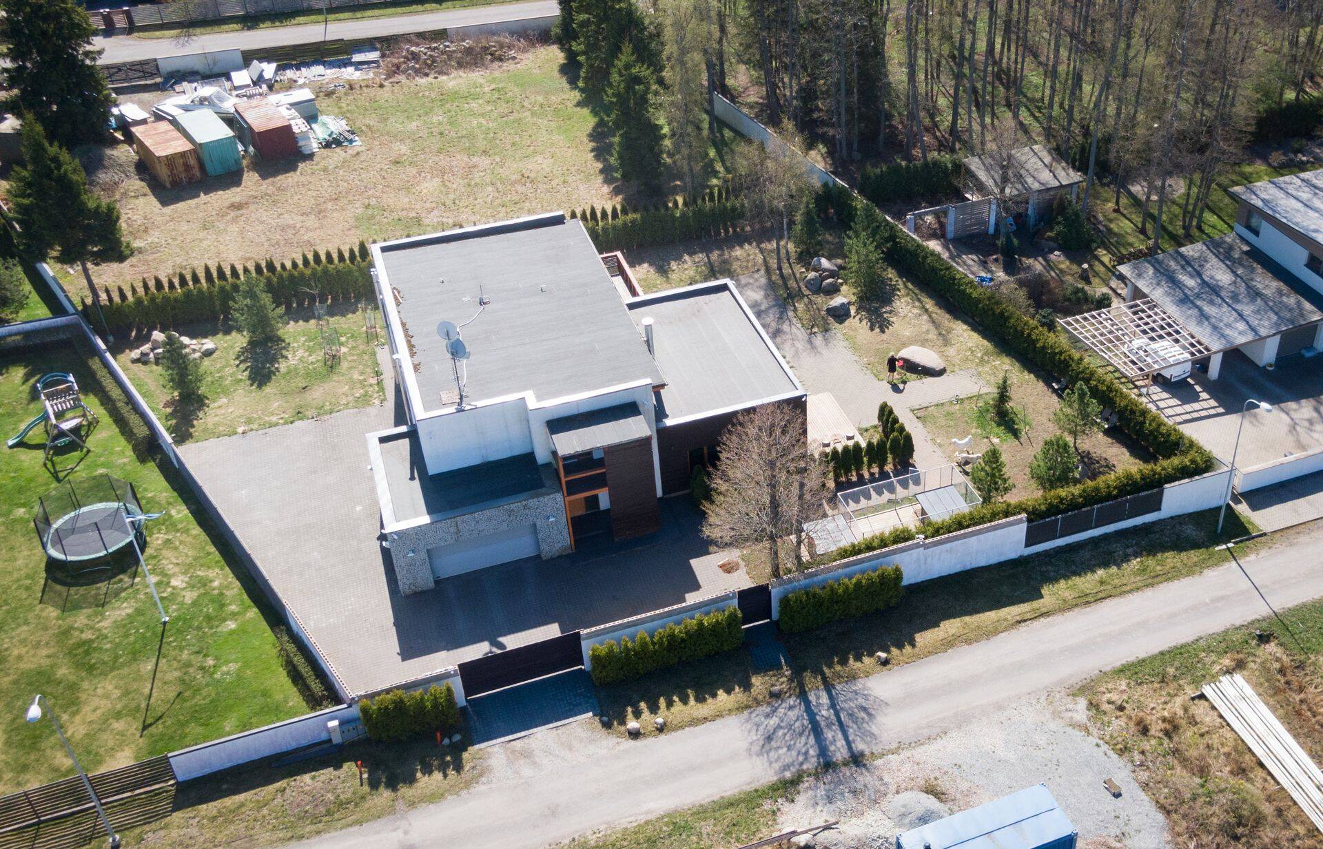 Esmaspäeva lõunal reetis droonifoto, et Kristian Kesneri väidetavas elukoha hoovis toimetas punase kotiga naisterahvas ja kaks valgekarvalist koera. Äripäeva ajakirjanikule jäid Kesneri koduuksed suletuks.