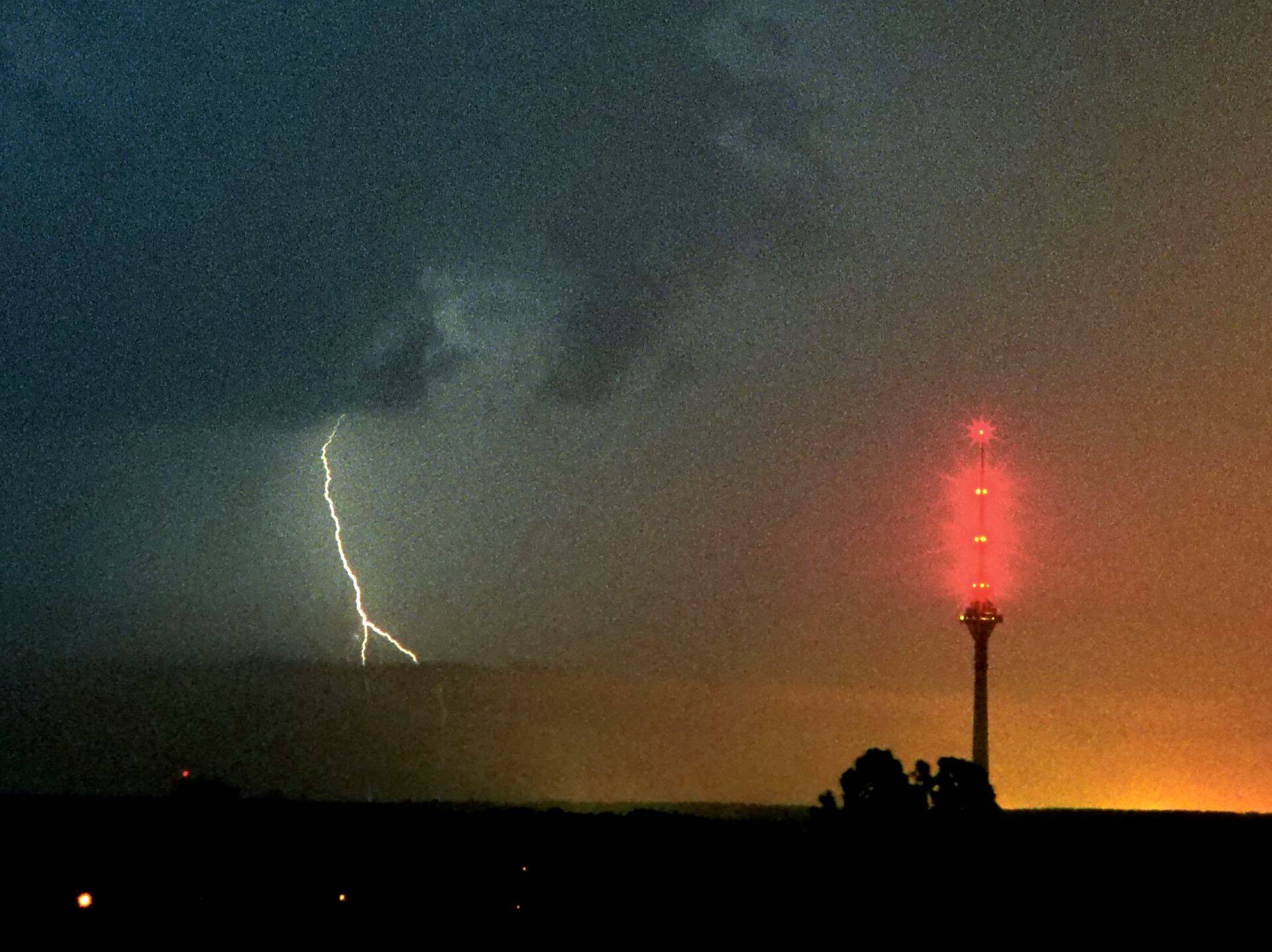 Äike Tallinnas Teletorni lähistel