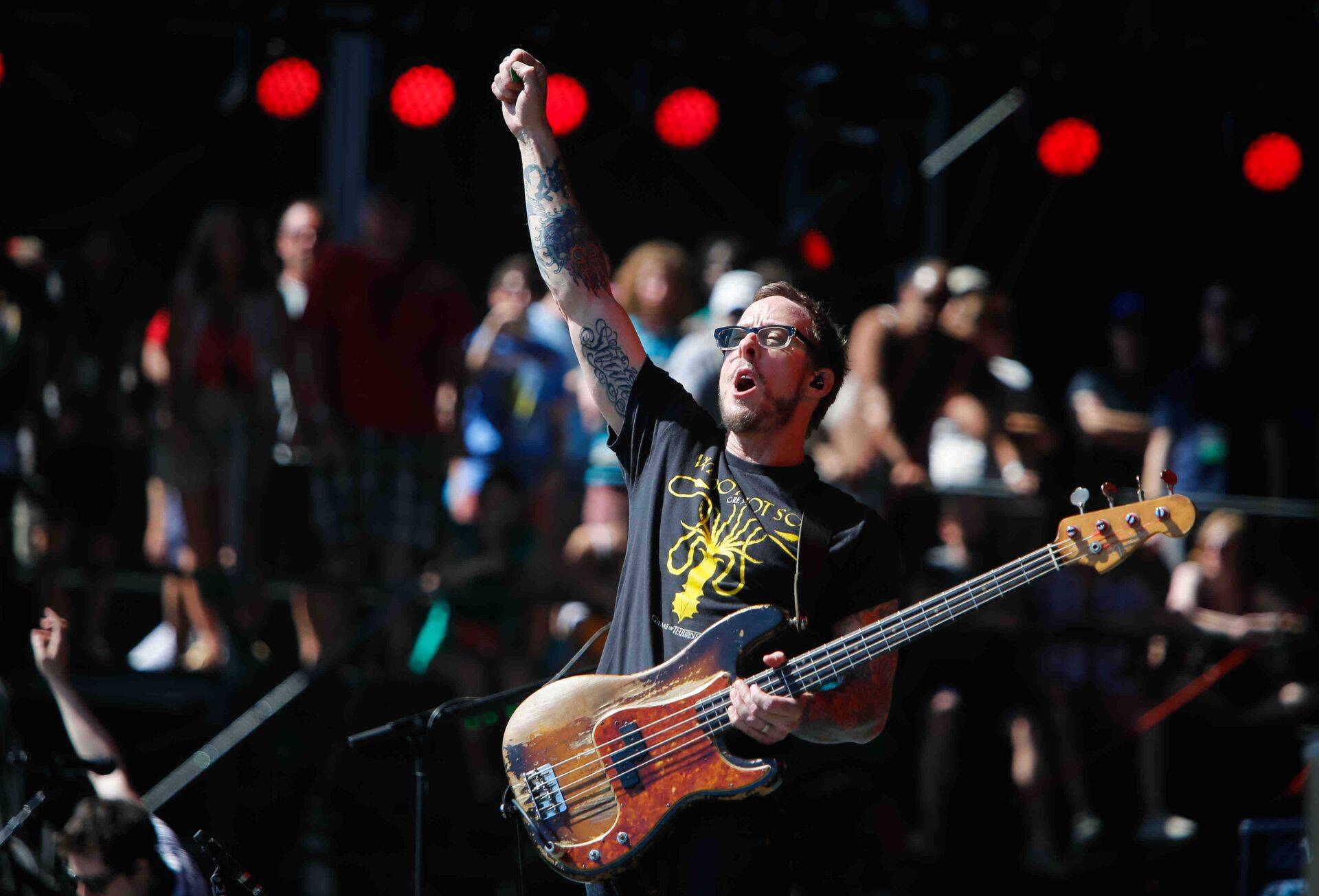 Pungimaailmas professionaalset muusikaäri edendava Epitaph Recordsi esindatavate artistide hulka kuuluv Weezer esinemas 2014. aastal USAs Doveris Firefly Music Festivalil.