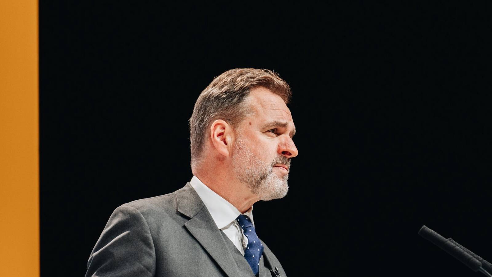 Niall Ferguson on Briti ajaloolane, kes on tuntud oma tööde poolest majandusajaloo ja impeeriumide kohta, sealhulgas raamatud "The Ascent of Money" ja "Empire". Ta on töötanud Harvardi ja Stanfordi ülikoolides.